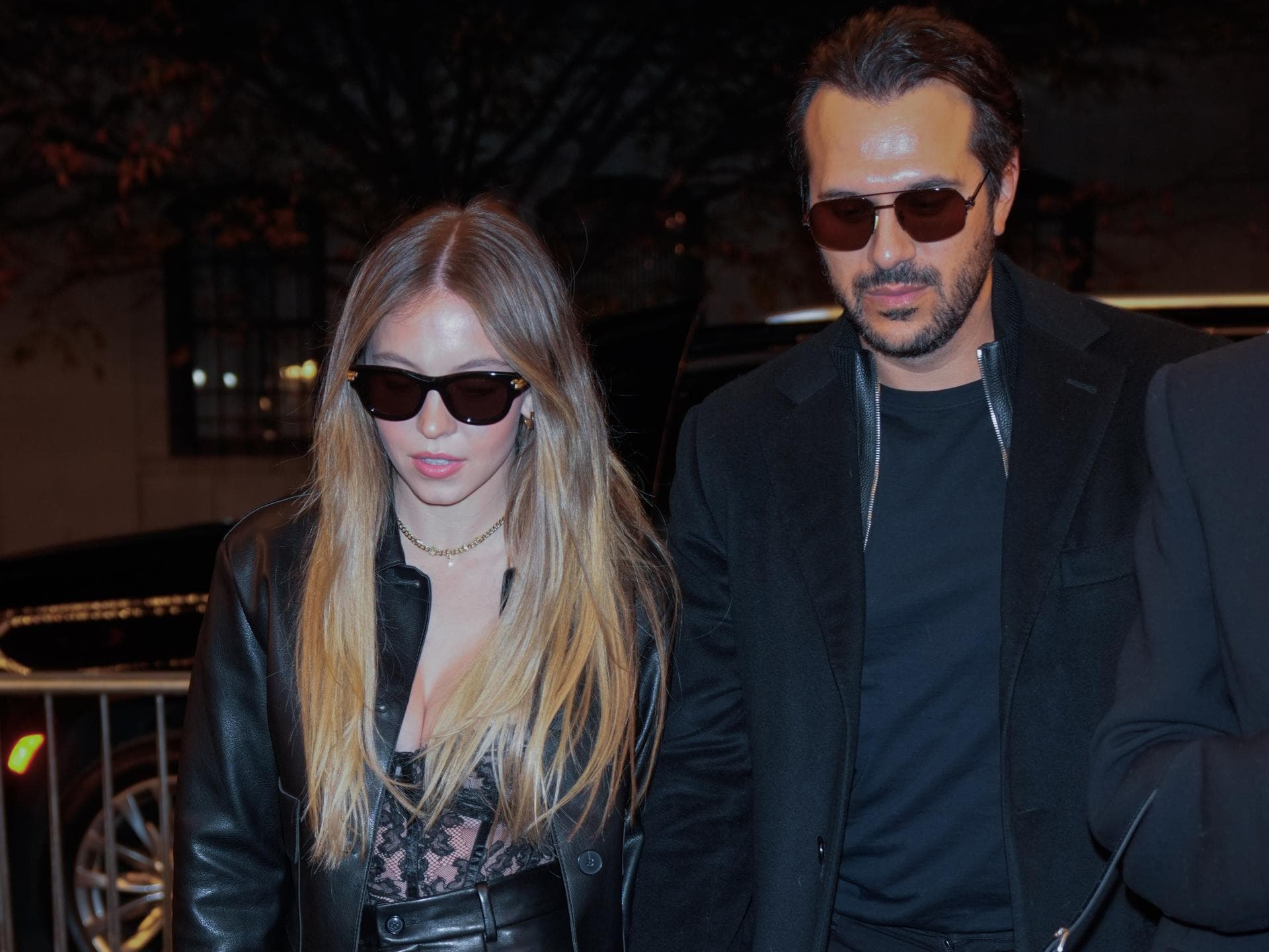 Sydney Sweeney und Jonathan Davino mit Sonnenbrillen