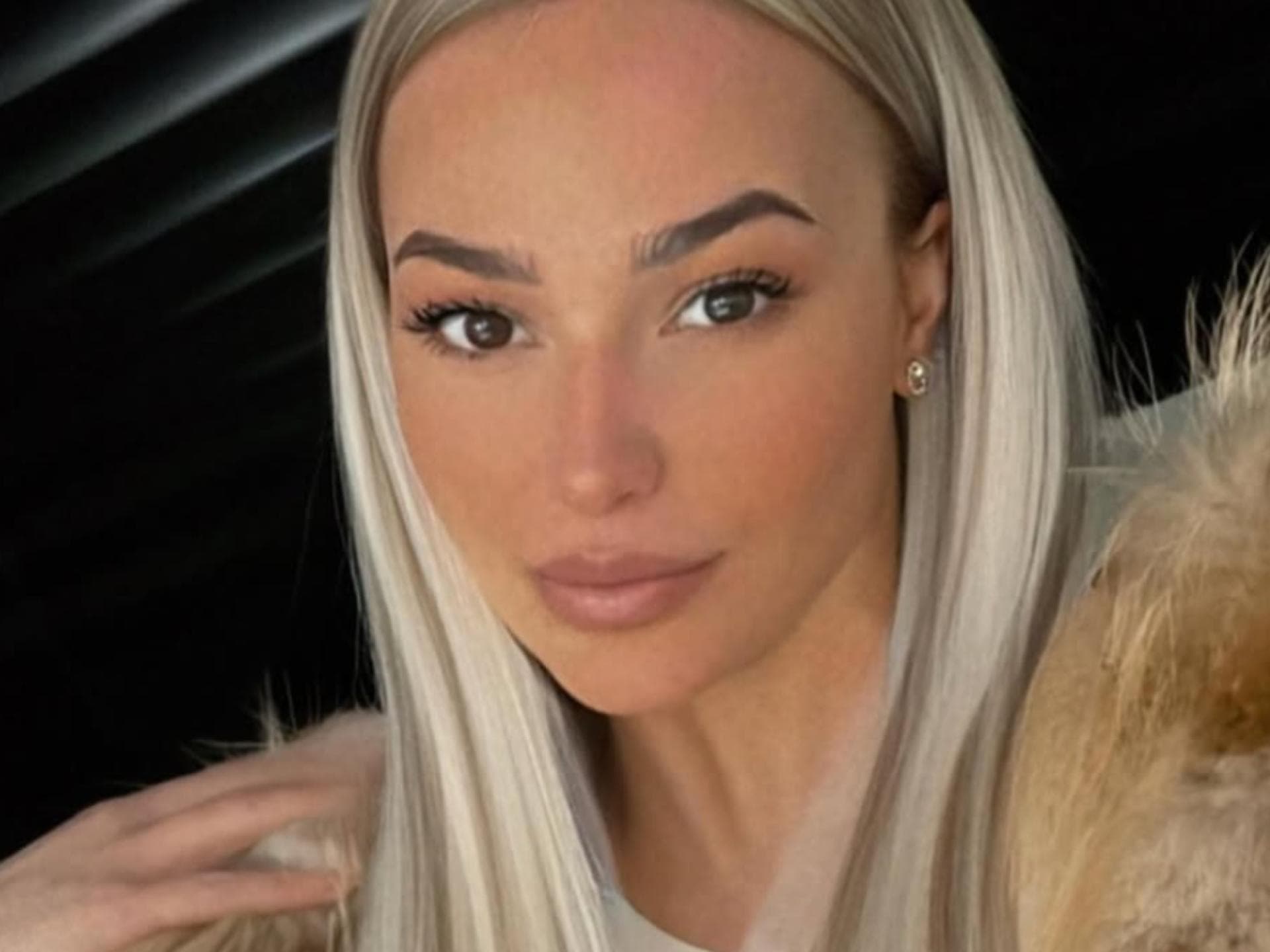 Anita Latifi macht Selfie im Auto
