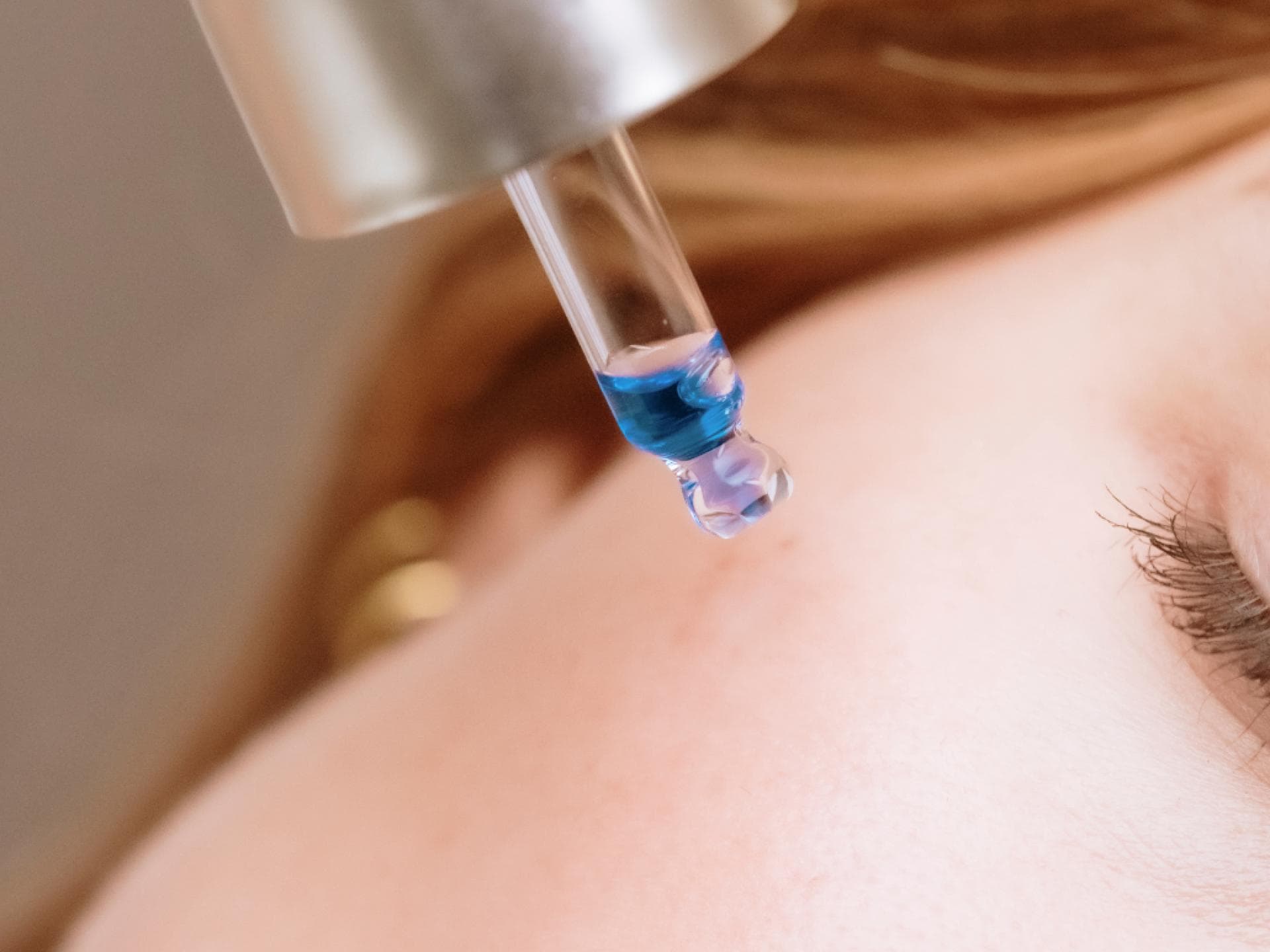 Anti-Aging mit Kupferpeptiden Frau mit Pipette