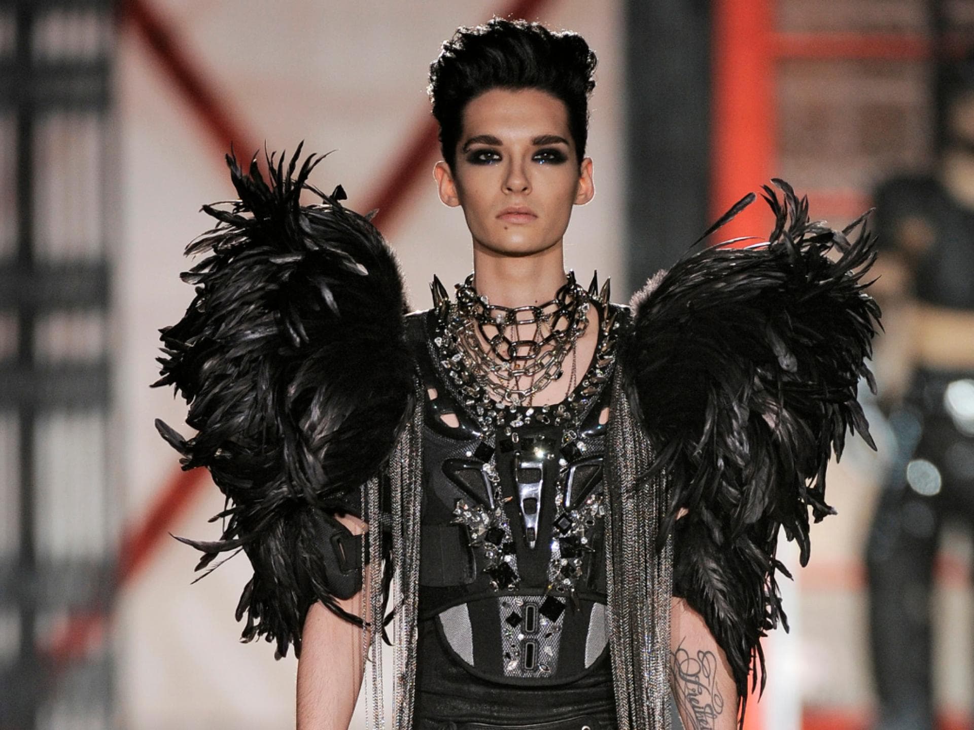Bill Kaulitz kurze schwarze Haare mit Smokey Eyes