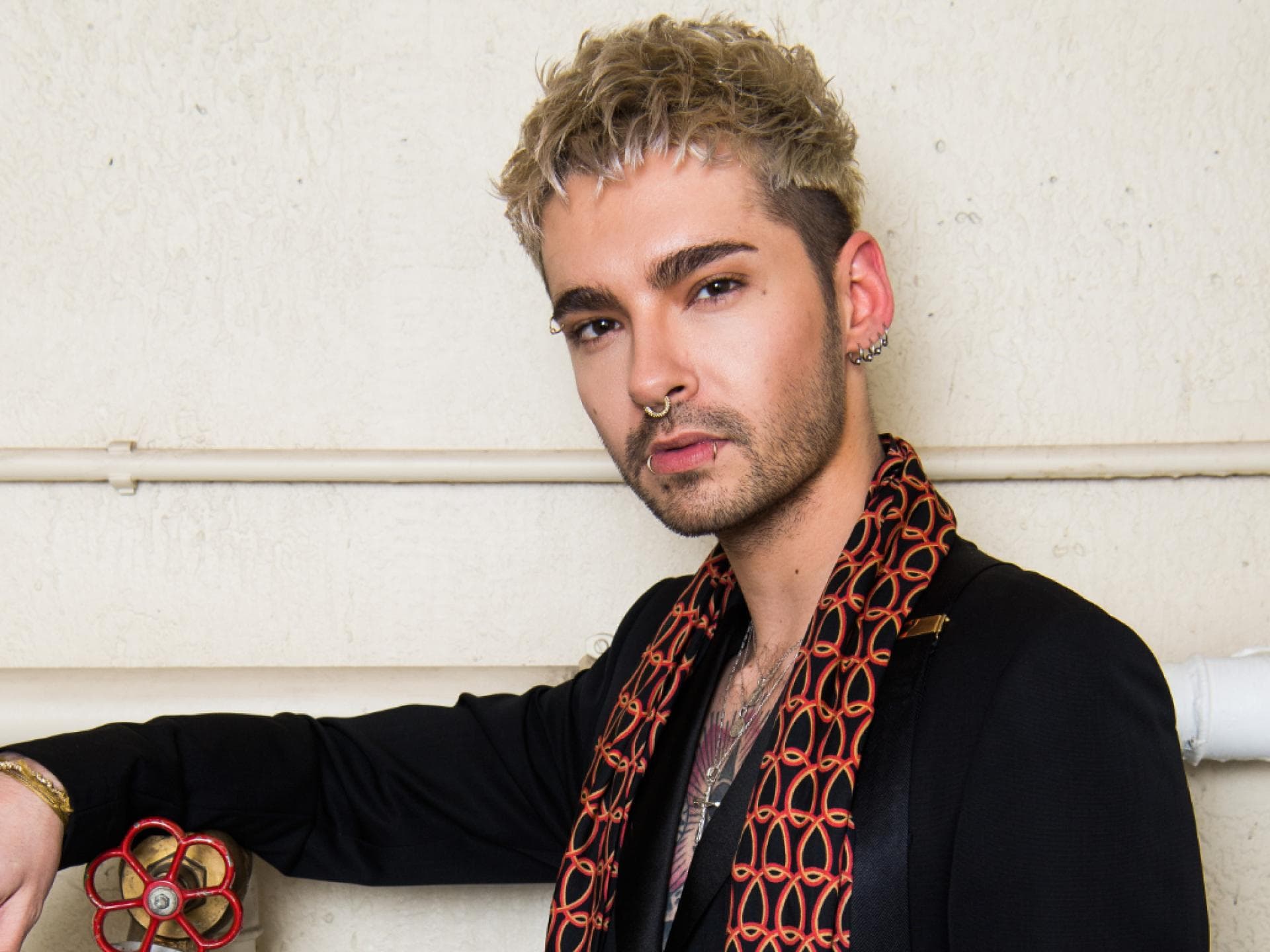 Bill Kaulitz kurze blonde Locken