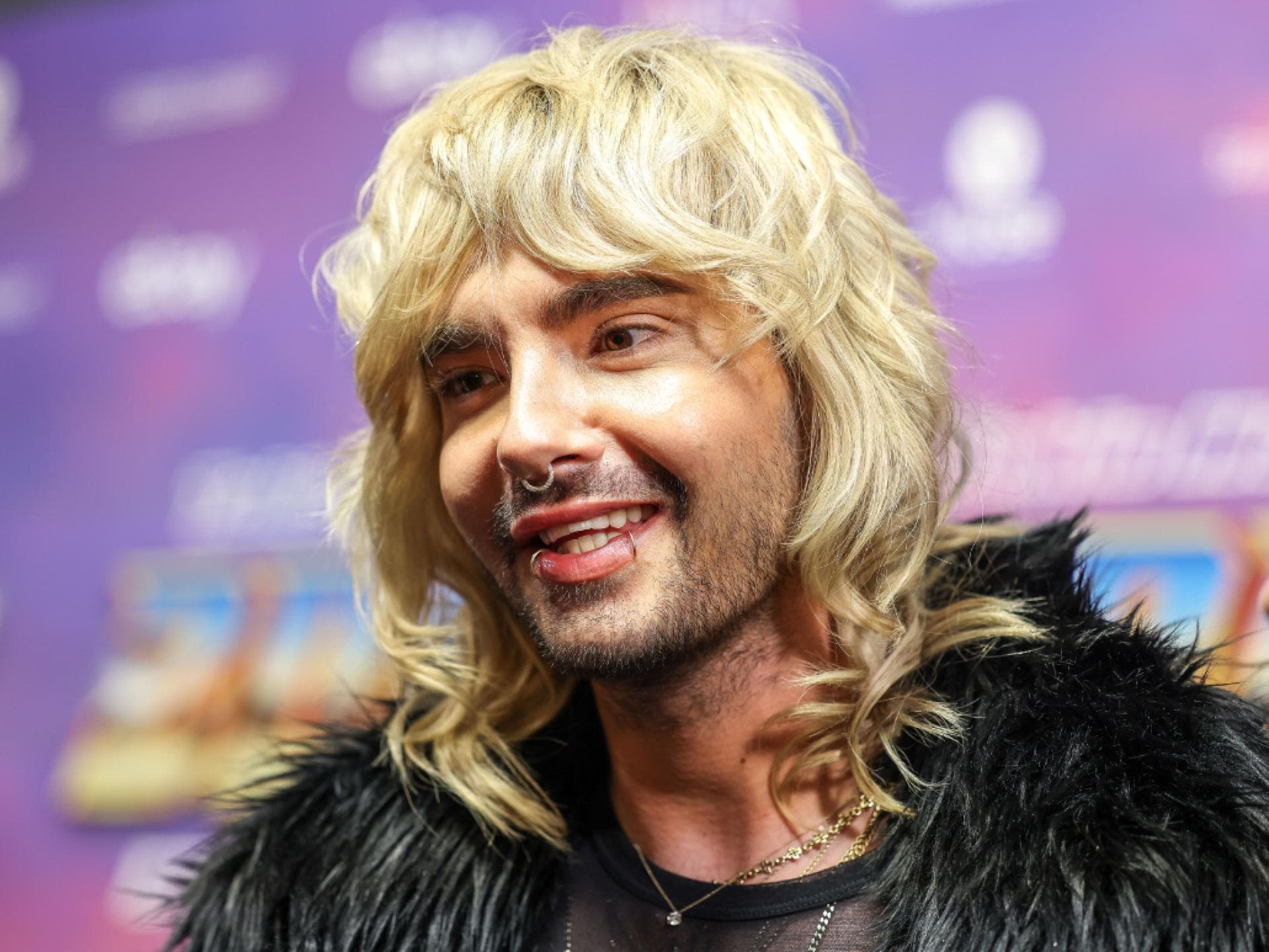 Bill Kaulitz mit längeren blonden Haaren
