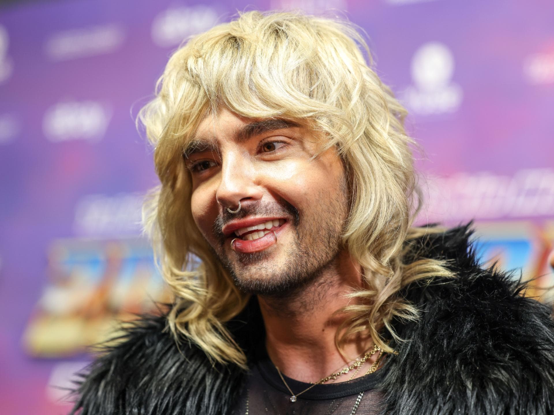 Bill Kaulitz mit längeren blonden Haaren