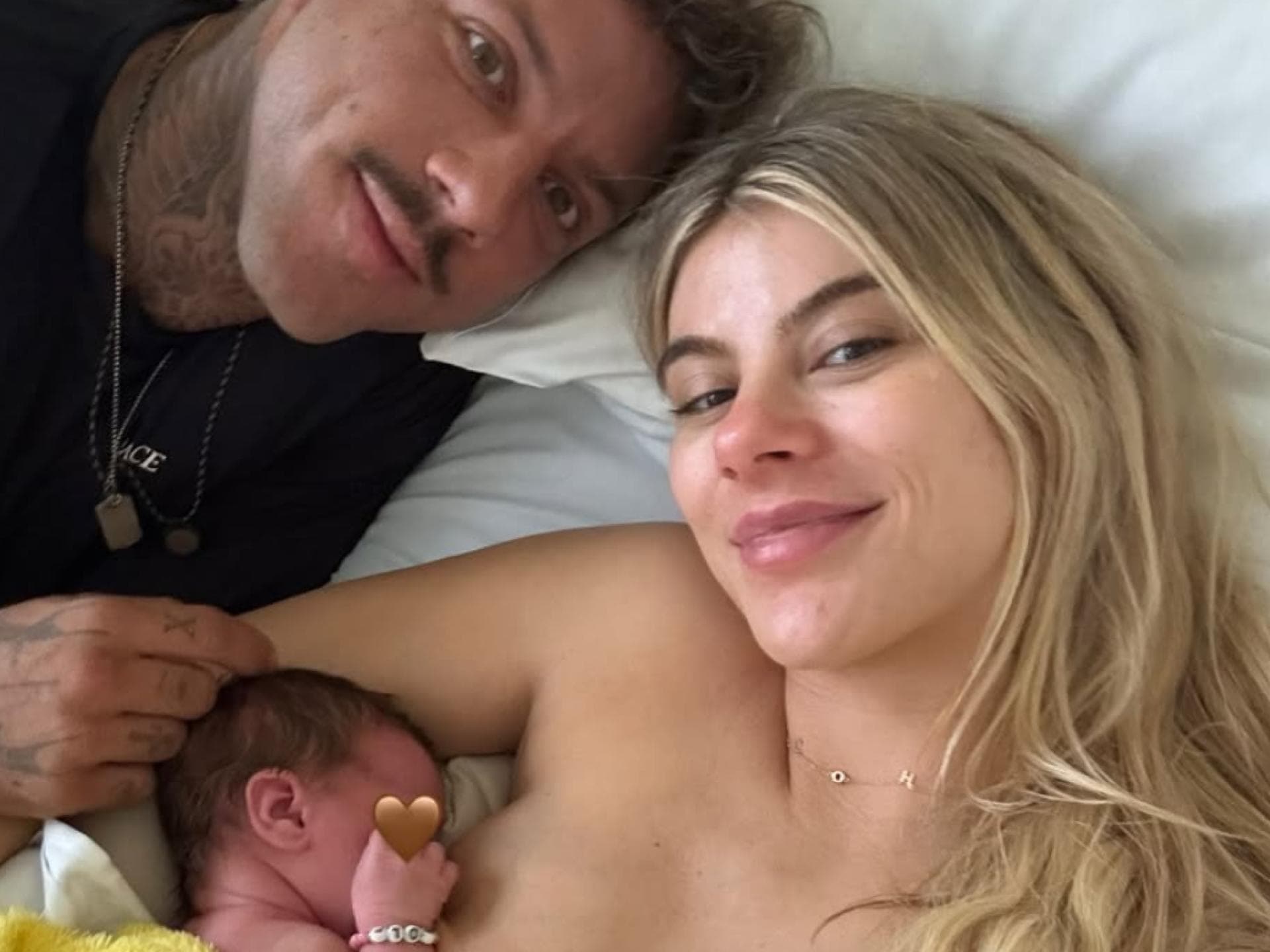 Christian Wolf und Romina Palm mit ihrer Tochter kurz nach Entbindung