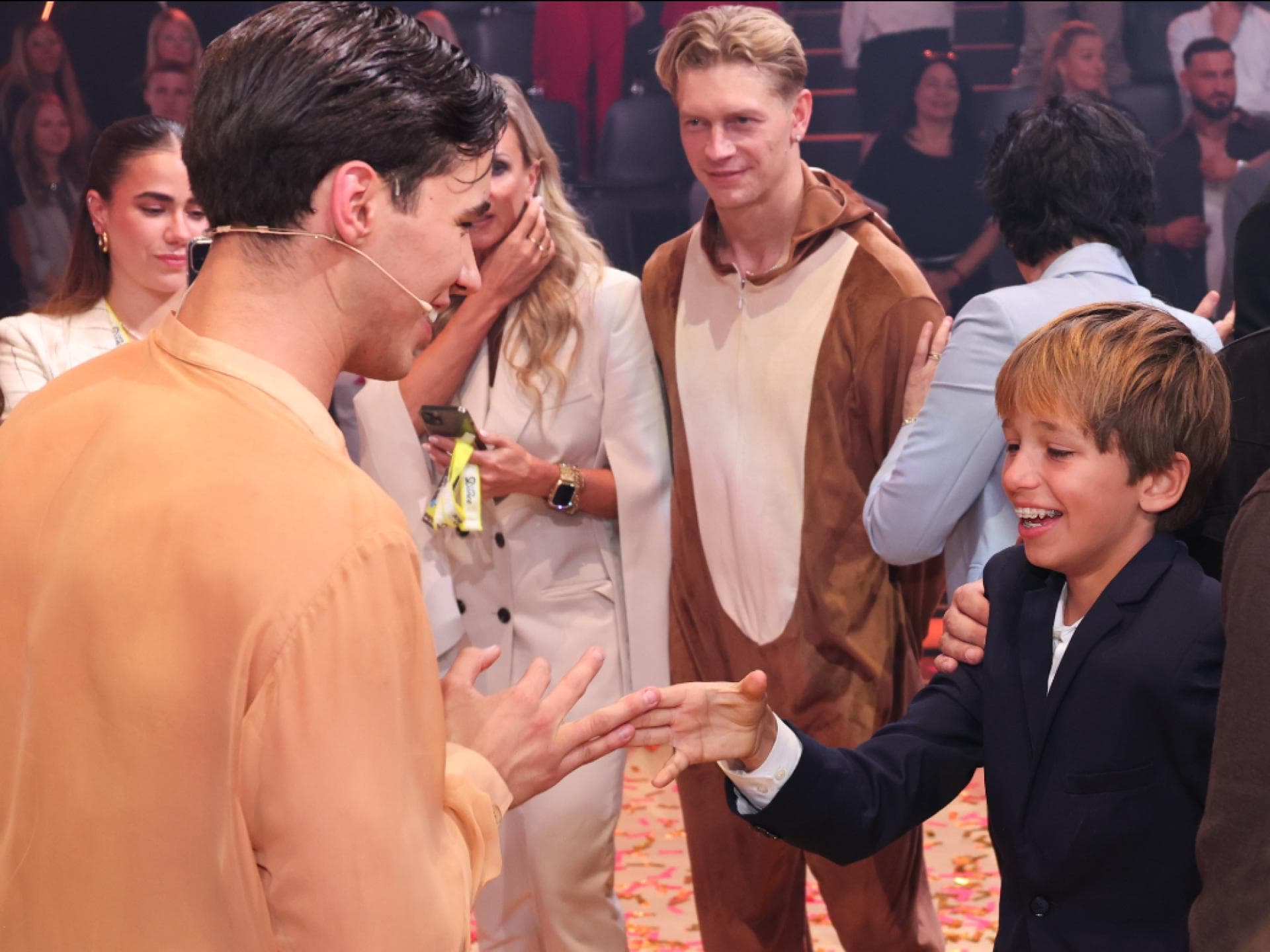 Diego Pooth schlägt mit Bruder Rocco in Hand ein