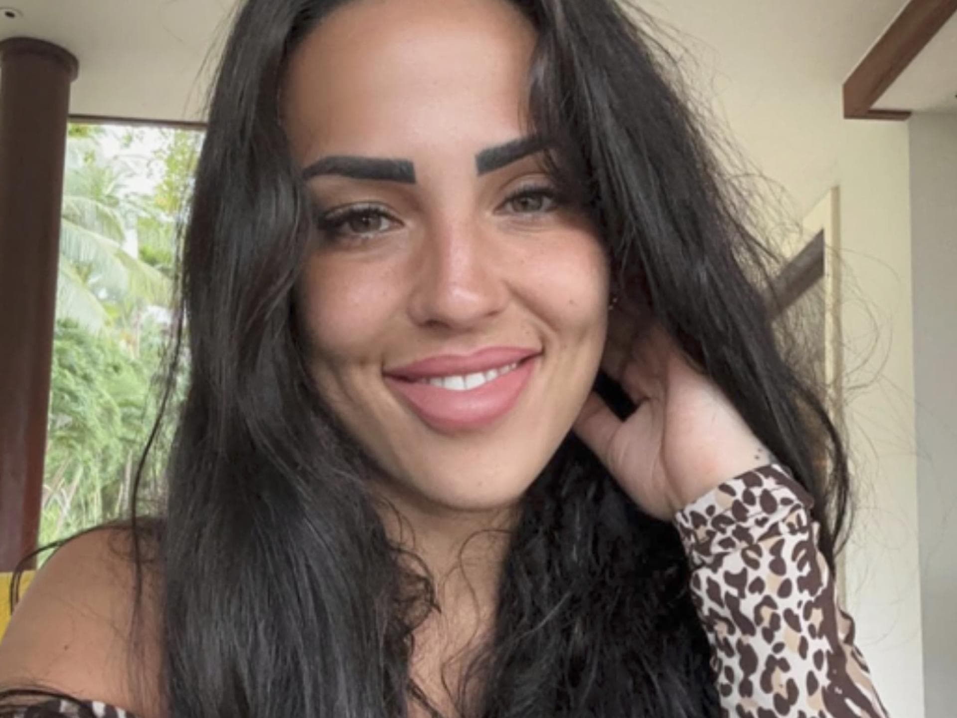 Elena Miras macht ein Selfie und lacht