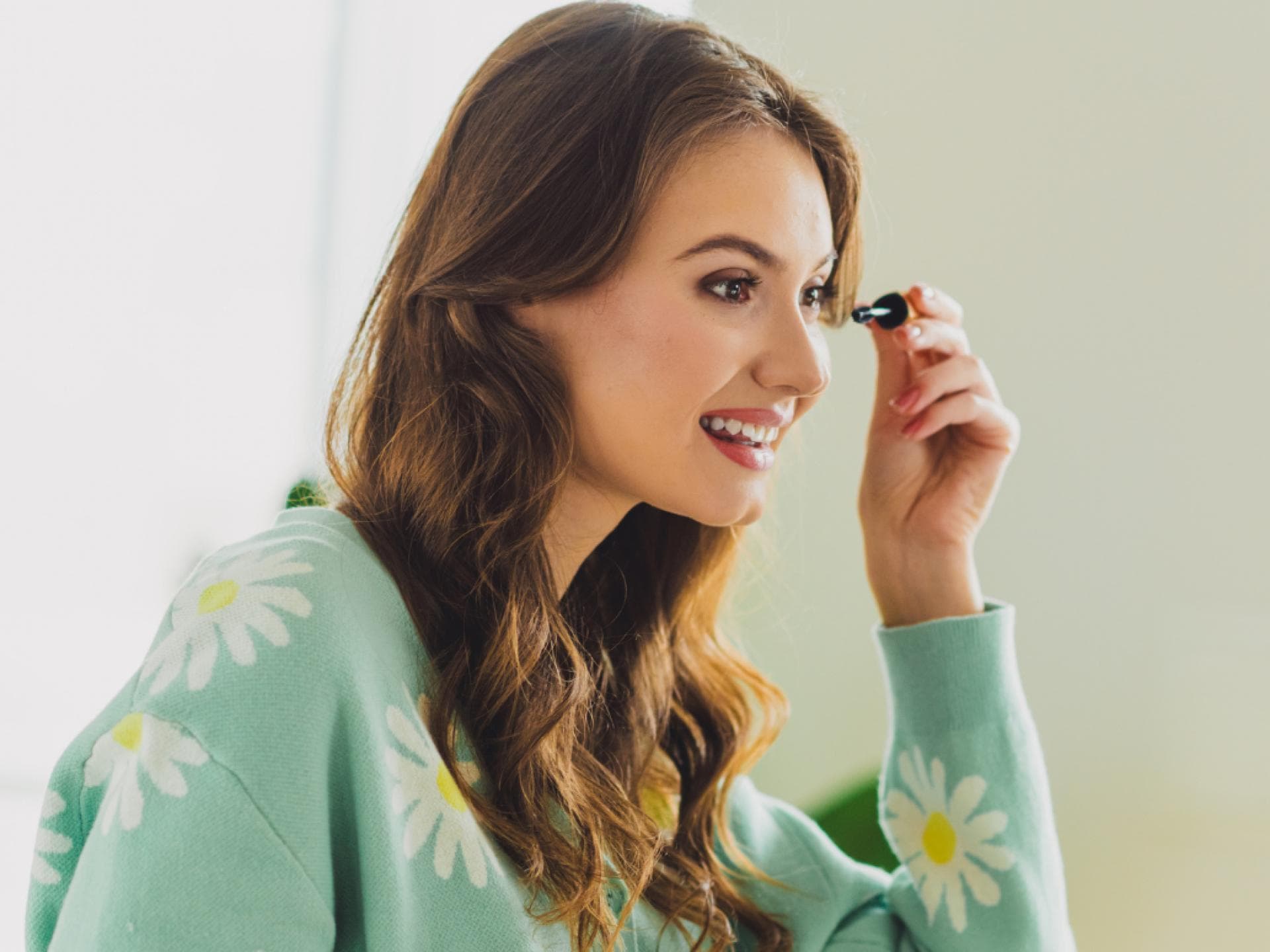Mascara für Volumen Frau malt wimpern an