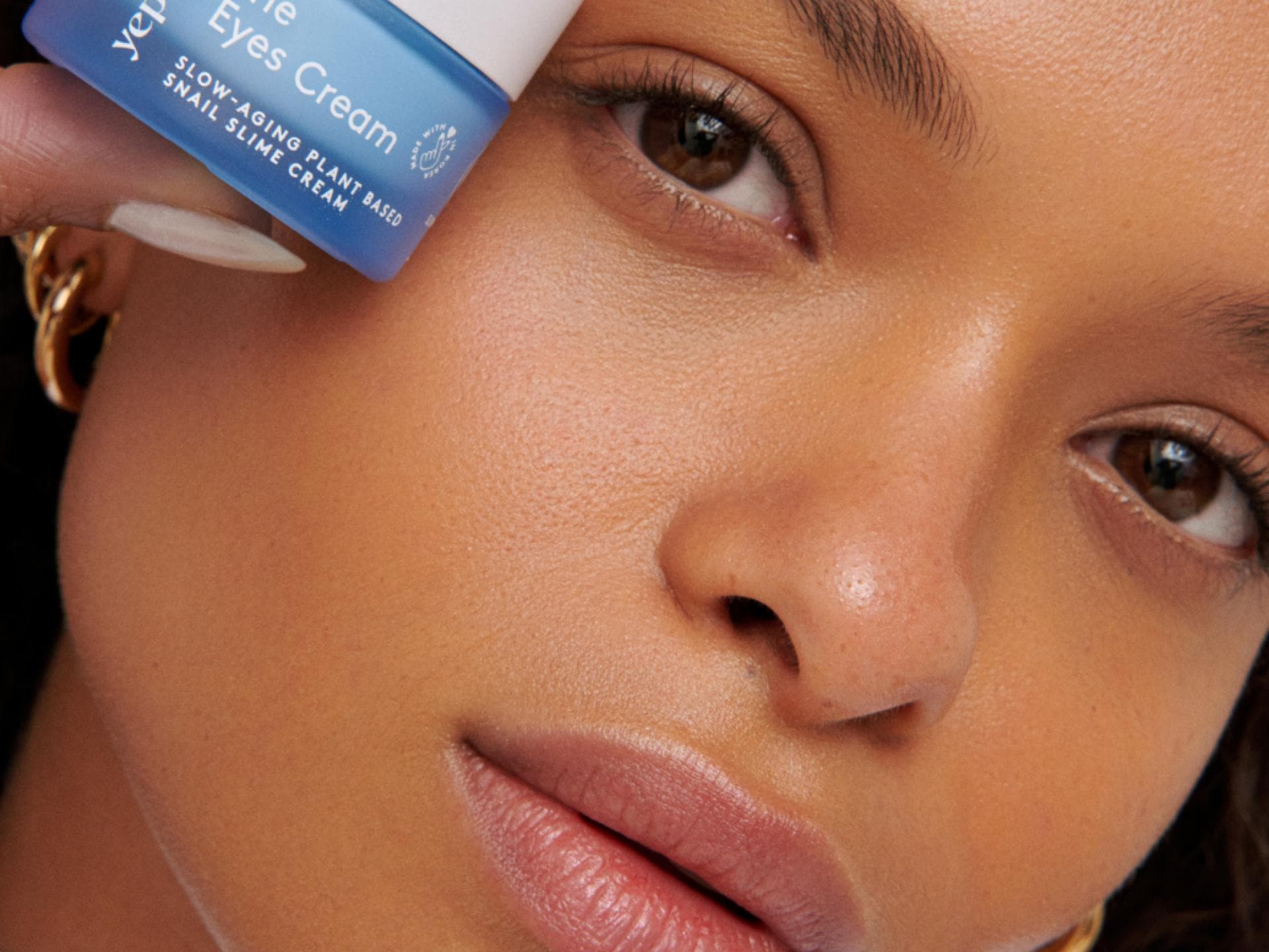 Augencreme mit Phytomucin Frau mit Anti-Aging-Creme