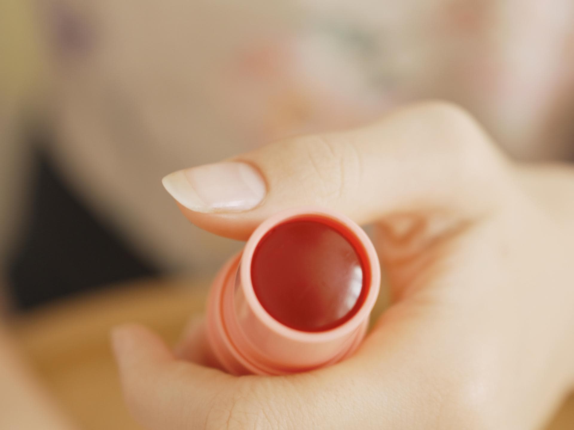 Blush-Stick in der Hand