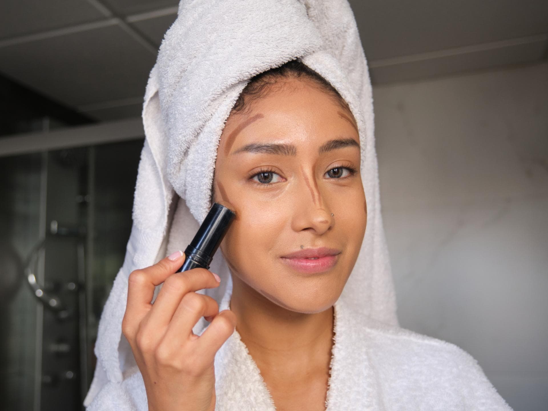 Frau mit Contouring-Strichen im Gesicht