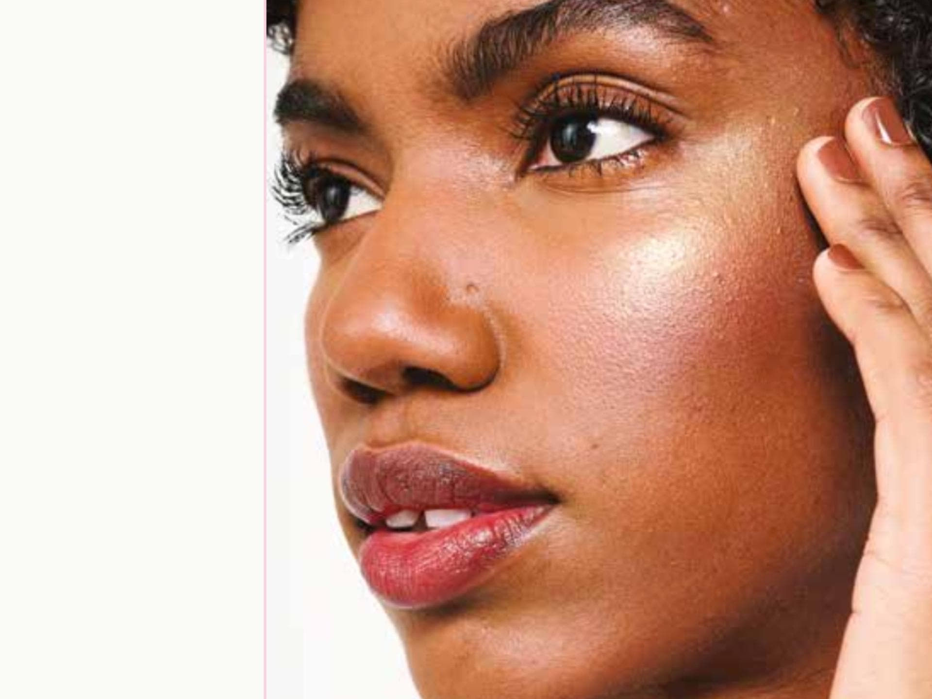 Highlighter für Glass-Skin-Effekt Frau mit Highlighter auf Wangen