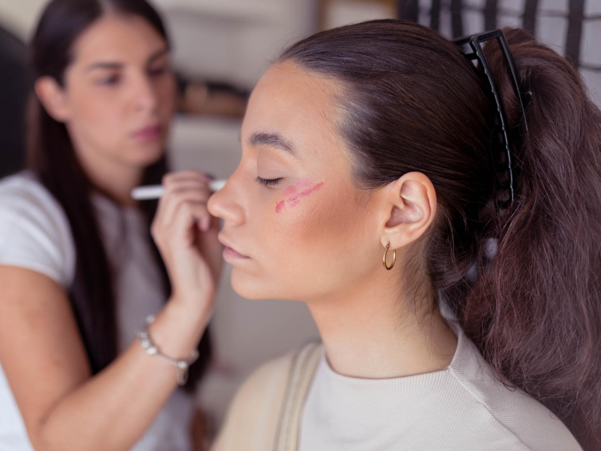 Benetint von Benefit Bestseller Frau wird mit Rouge geschminkt