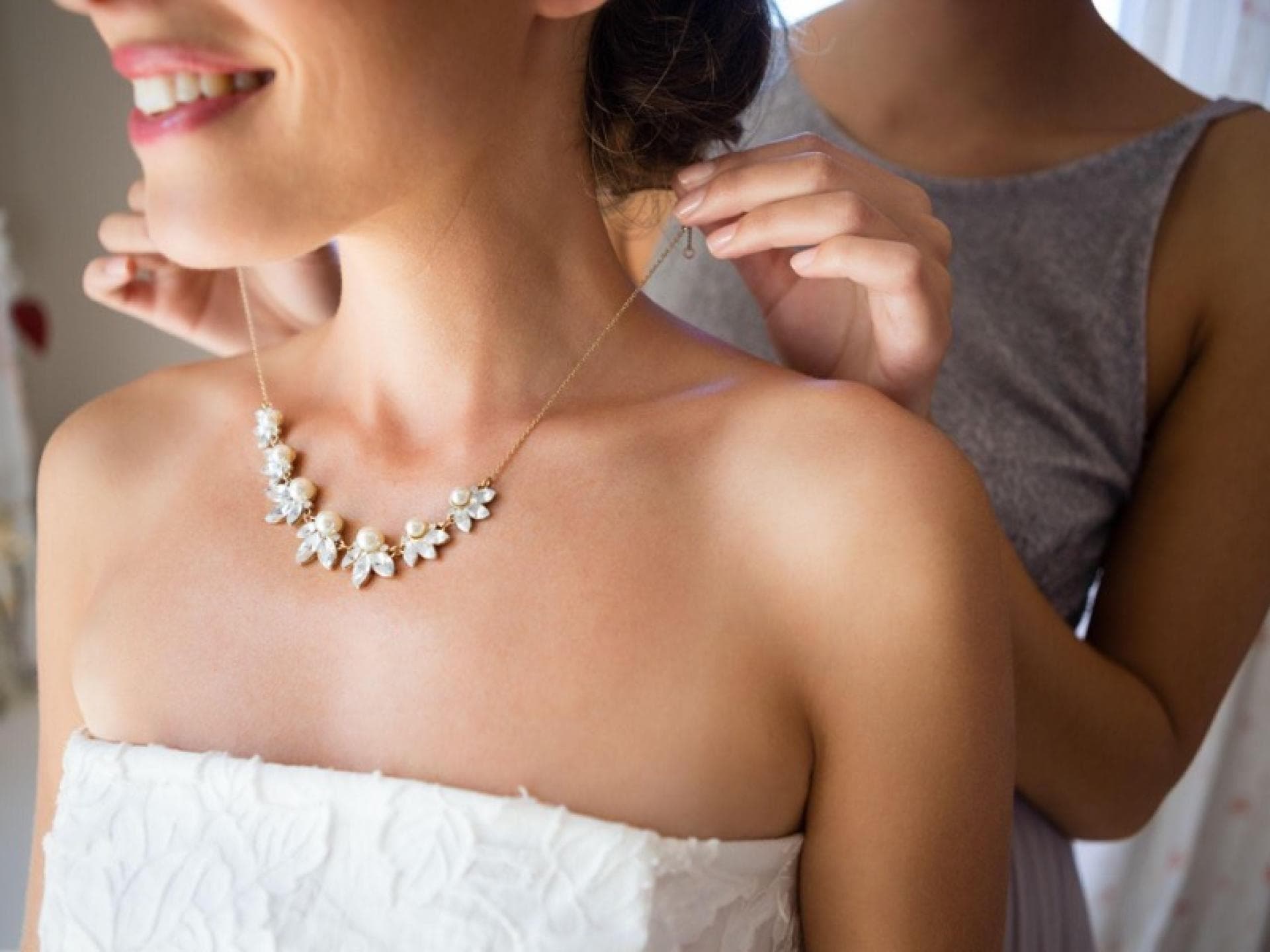 Frau mit Schmuck am Hochzeitstag