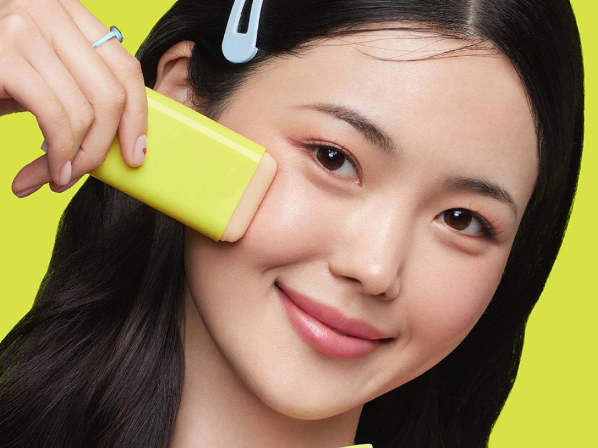 Sonnencreme wie Primer Frau mit Sonnencreme in Stick-Form