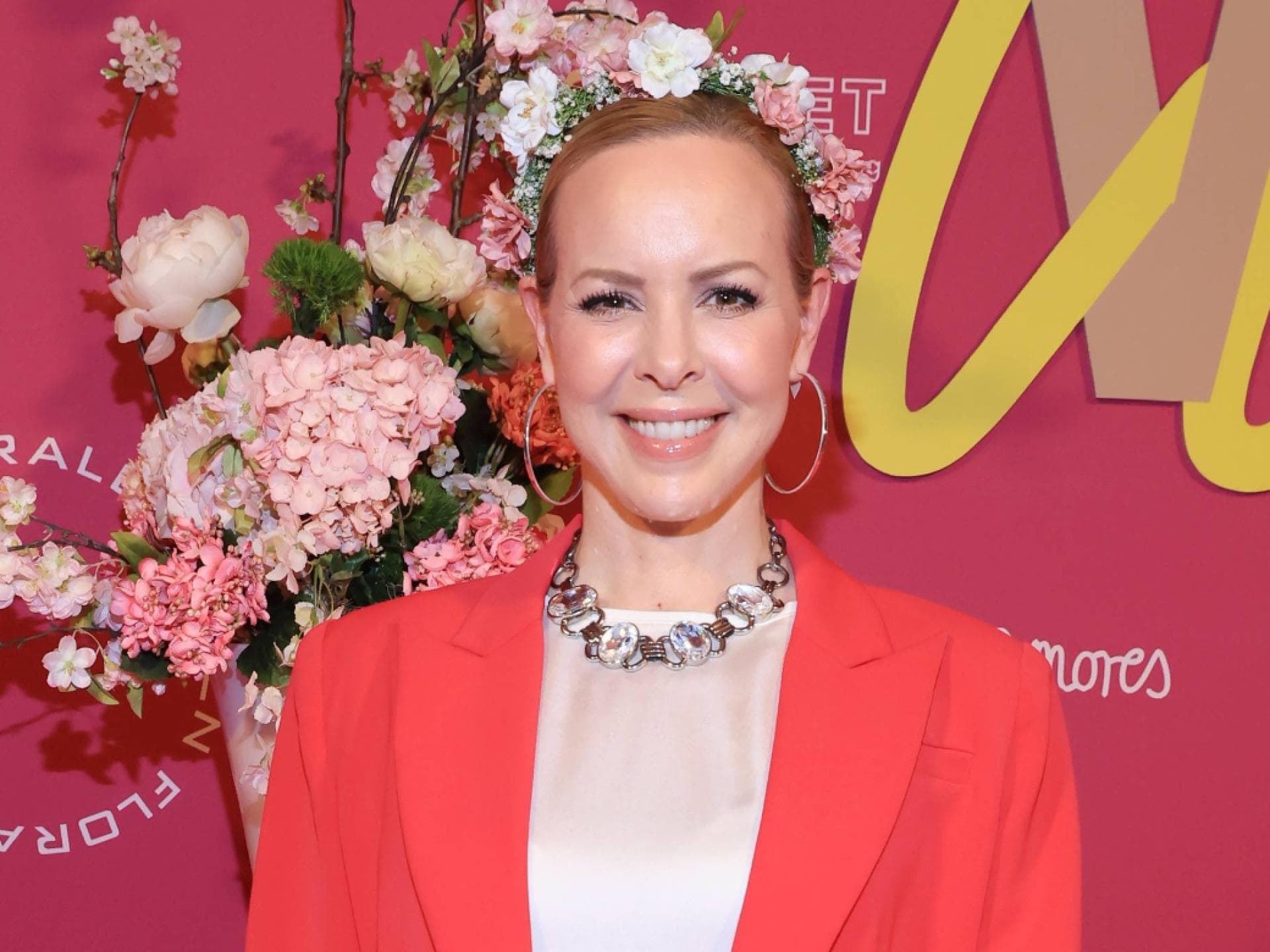 Isabel Edvardsson mit Blumen im Haar