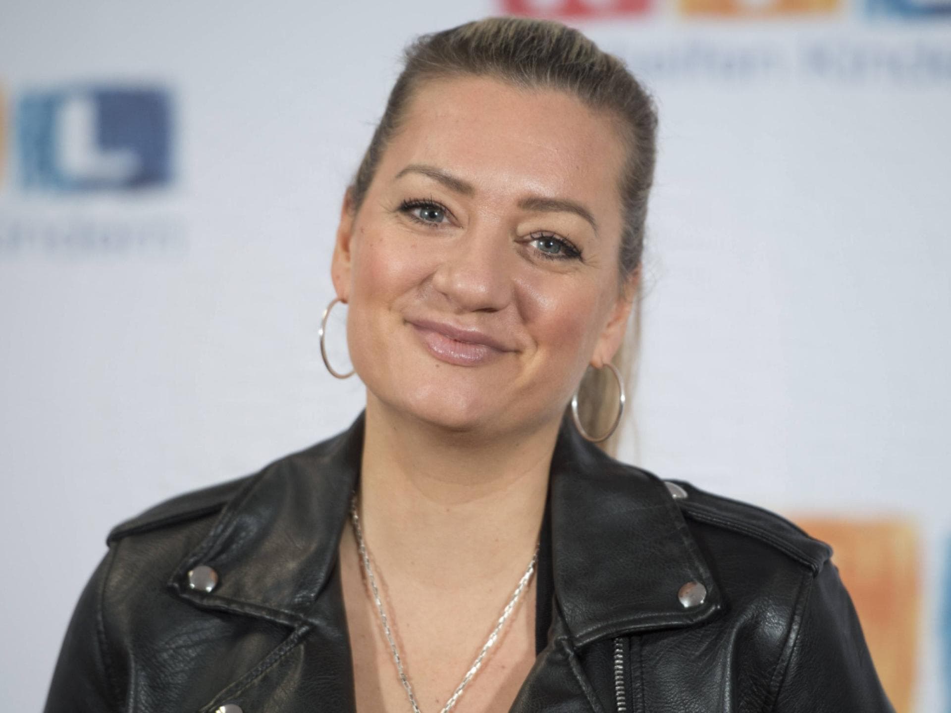 Juliette Schoppmann vor RTL-Fotowand lächelt