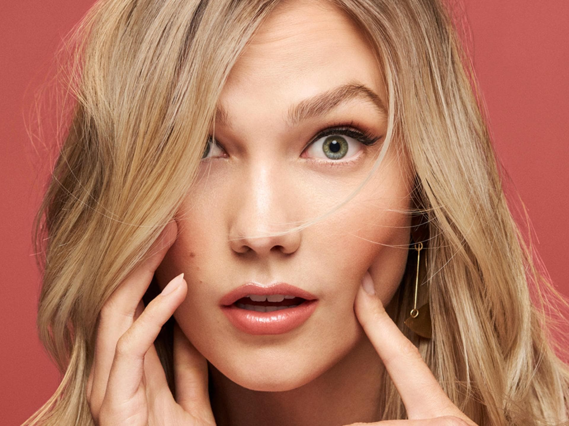 Lippenstift für Volumen Karlie Kloss mit großen Augen und Schmollmund