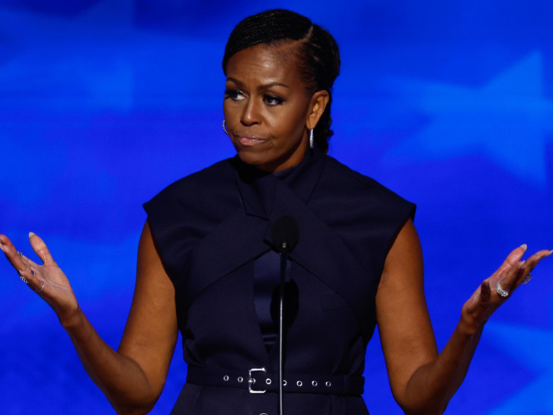 Michelle Obama vor blauem HIntergrund