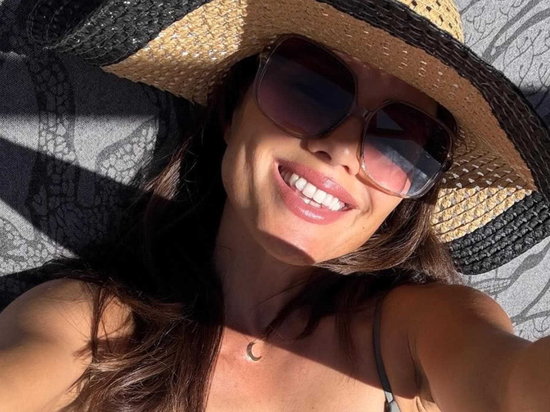 Nazan Eckes mit Sonnenhut am Strand