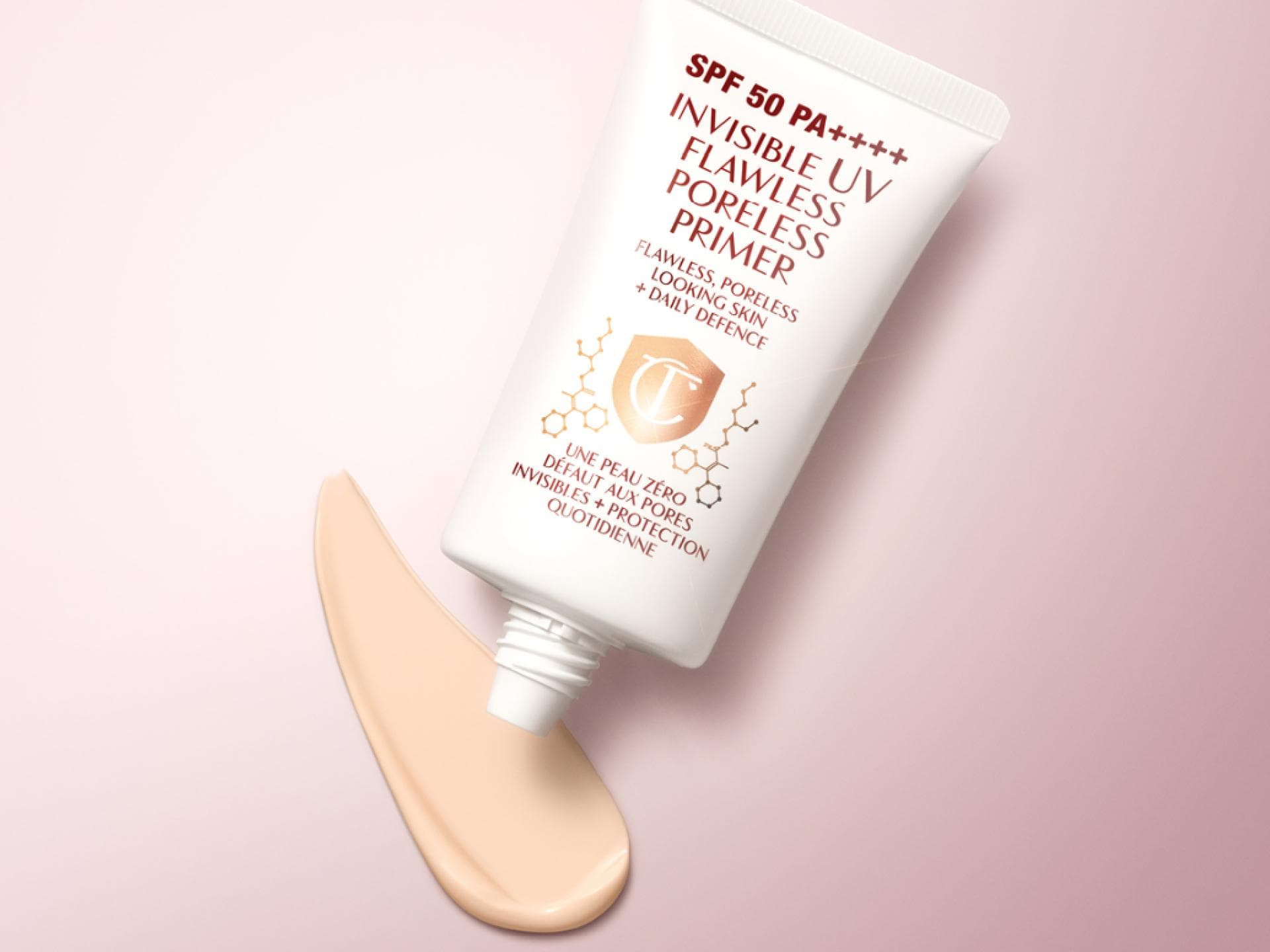 Primer von Charlotte Tilbury Poreless Primer auf rosa Hintergrund