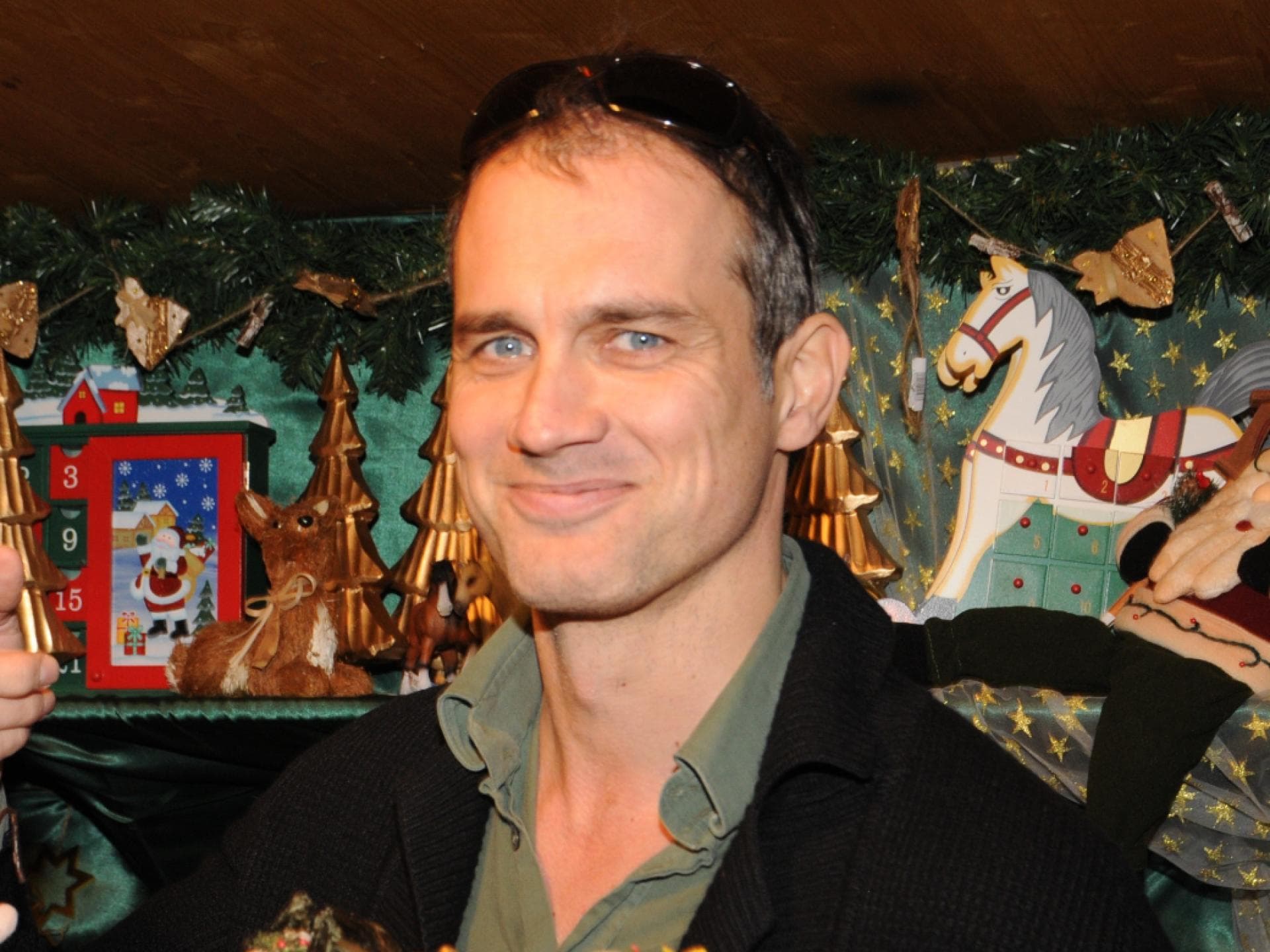 Ralf Bauer kurze Haare und Sonnenbrille