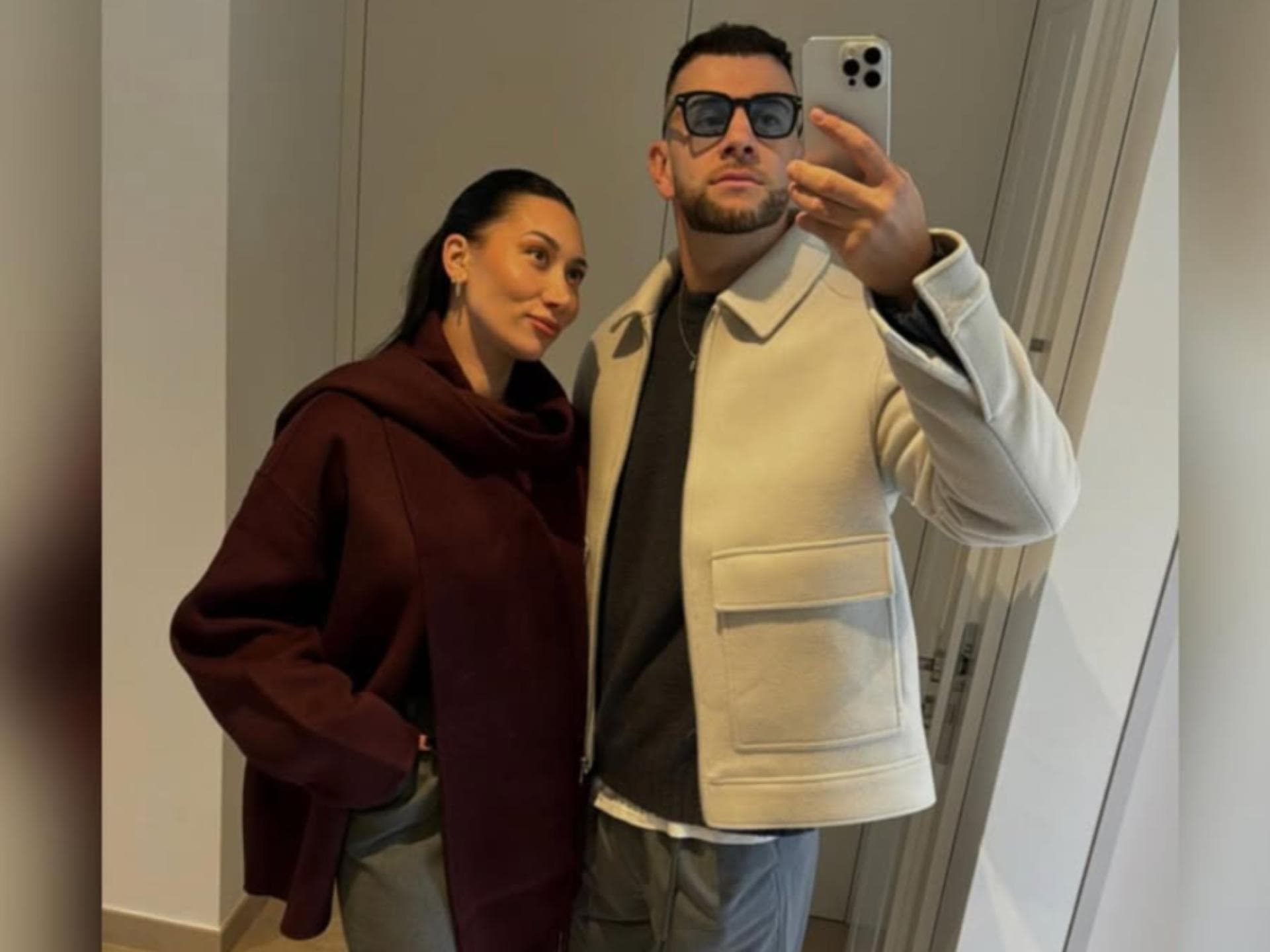 Samira und Serkan machen Selfie vor Spiegel