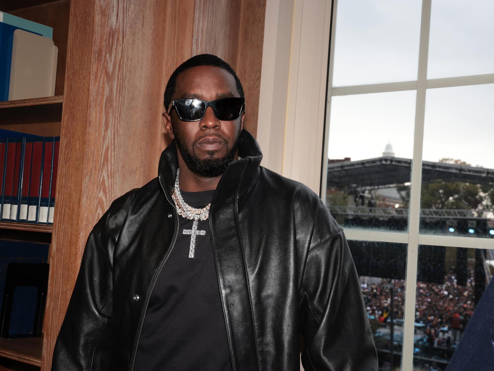 Sean "Diddy" Combs mit Sonnenbrille vor einem Fenster