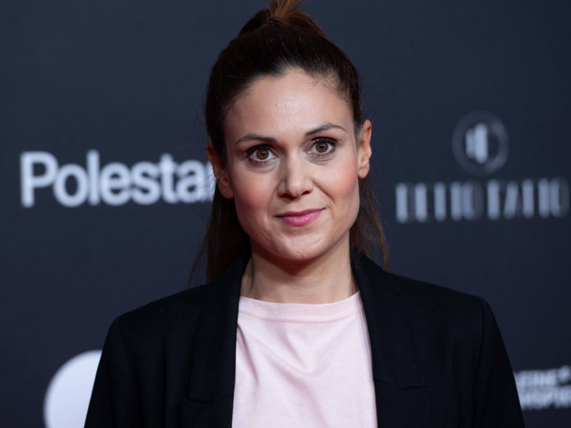 Sophie Dal lächelt leicht