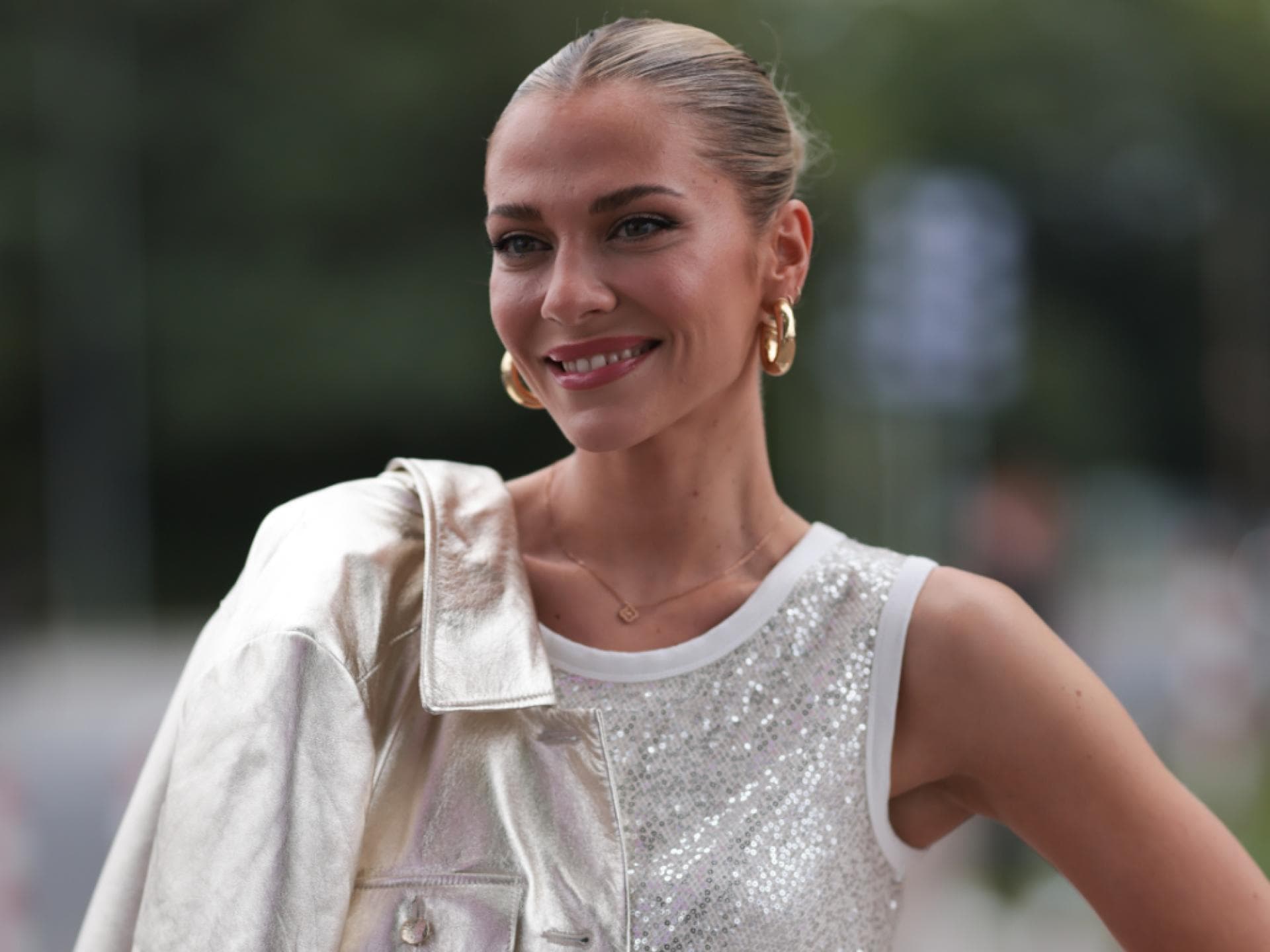 Valentina Pahde Make-up Valentina Pahde lächelt zur Seite