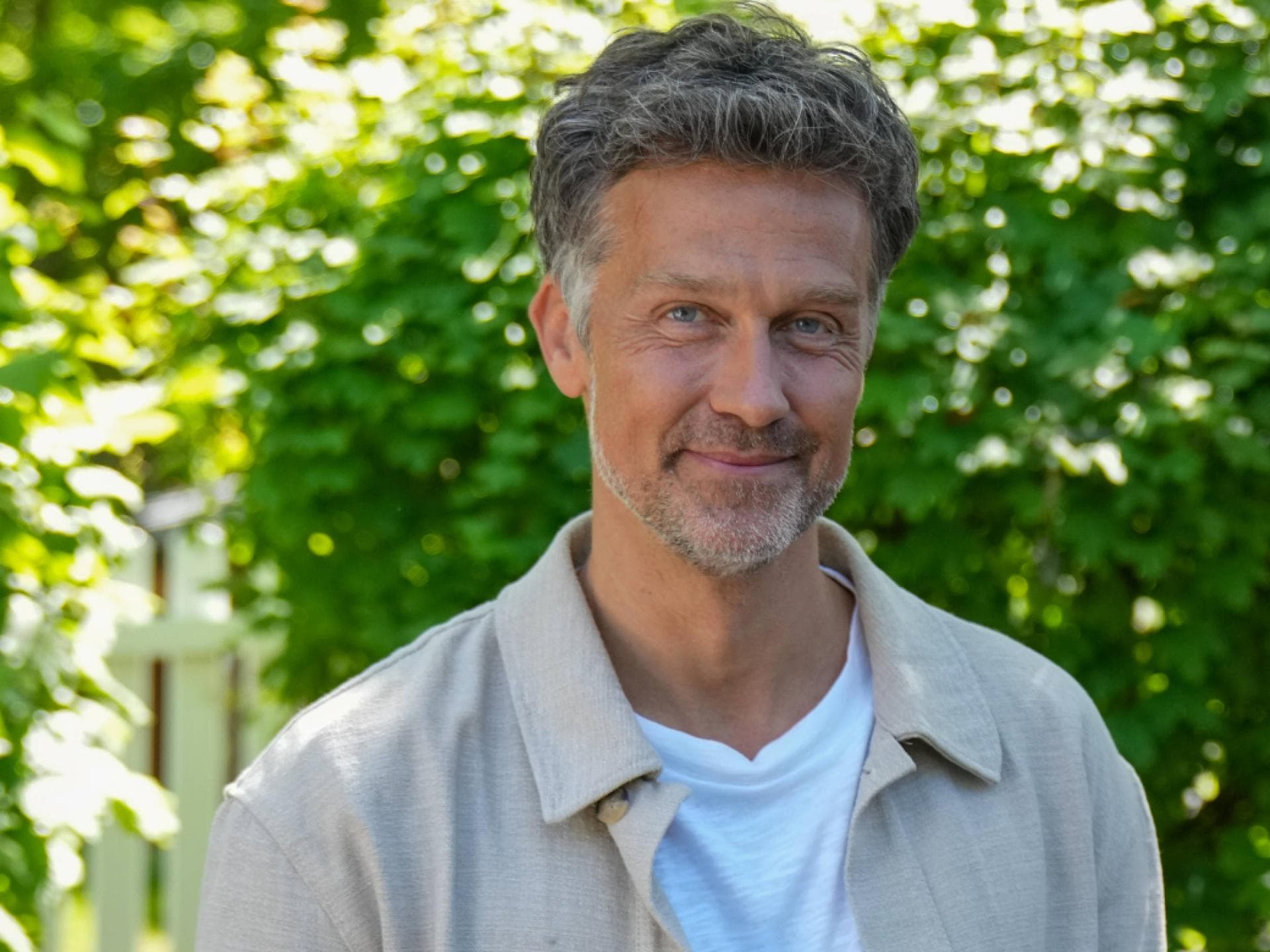 wayne carpendale mit grauen Haaren