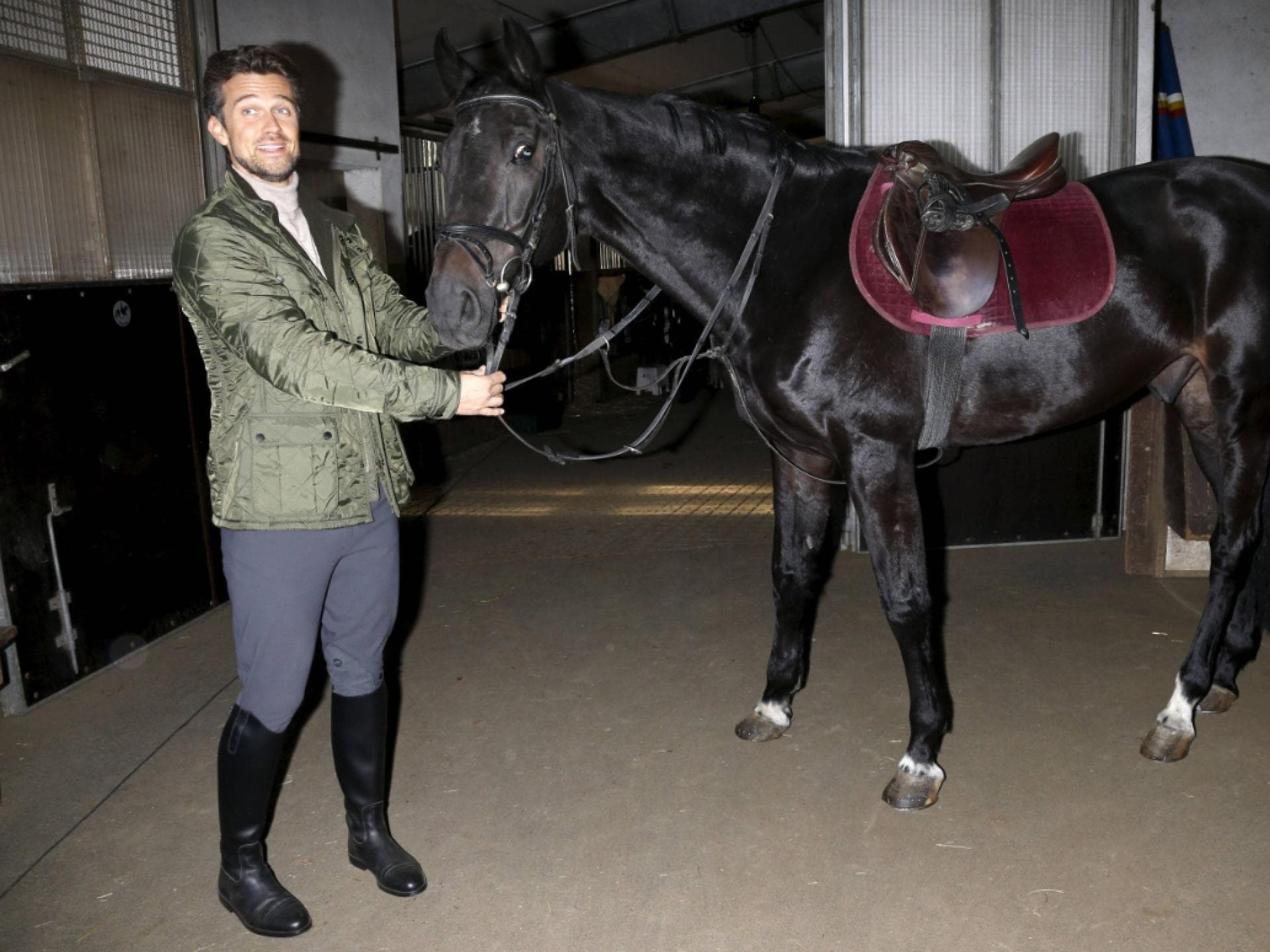 Wayne Carpendale in Reiterklamotten
