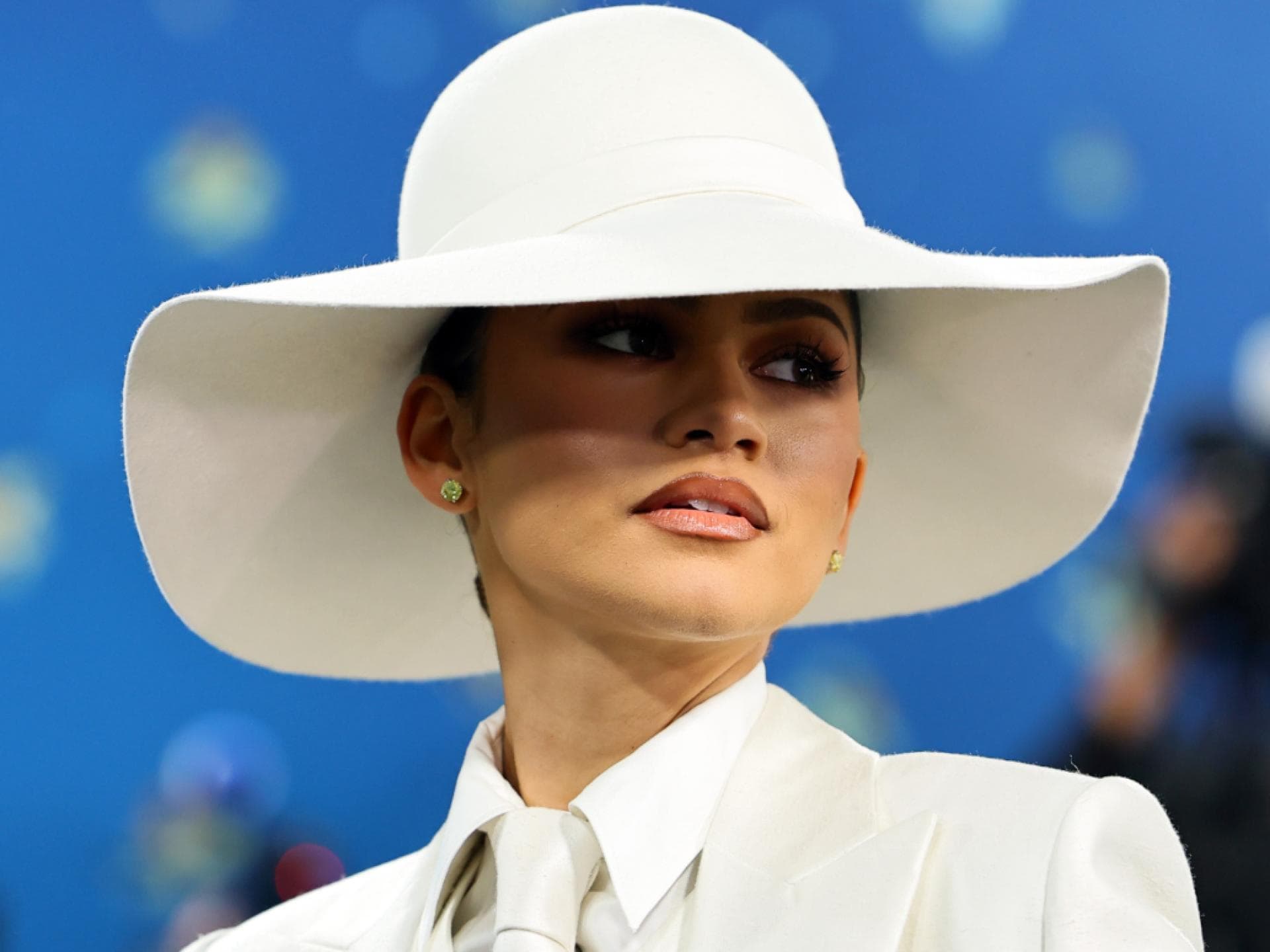 Zendaya Lipgloss von Charlotte Tilbury Zendaya mit weißem Hut