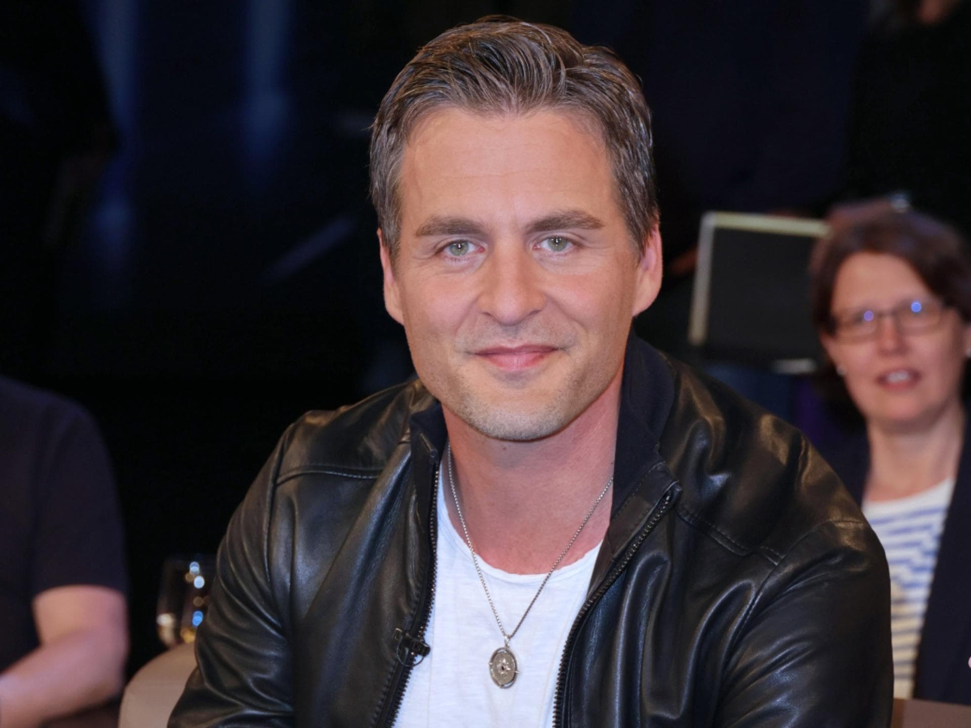 Alexander Klaws schaut in die Kamera, Publikum im Hintergrund
