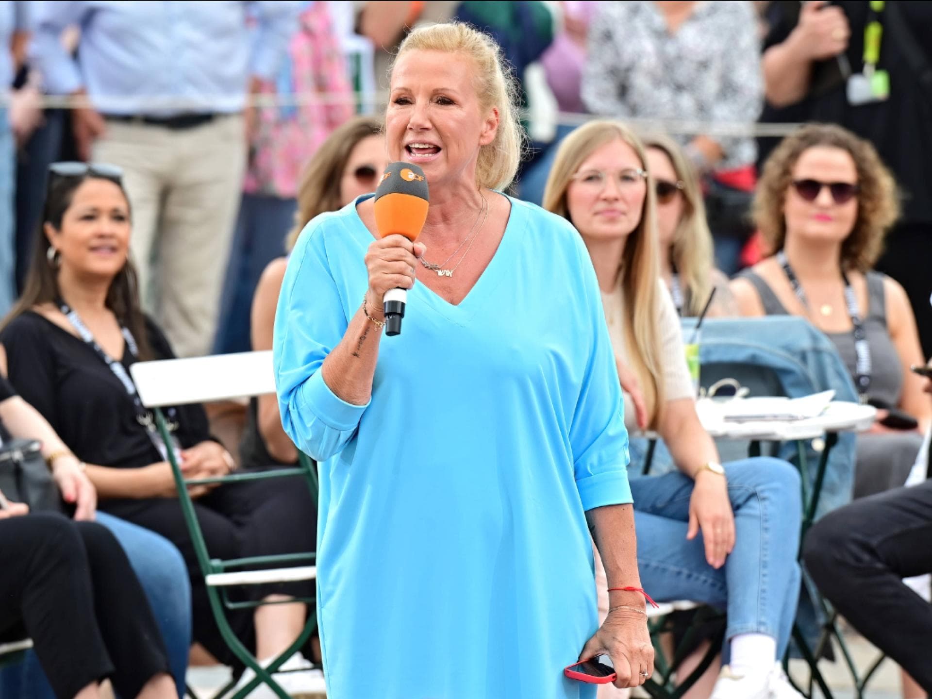 Andrea Kiewel im blauen Kleid beim ZDF-Fernsehgarten