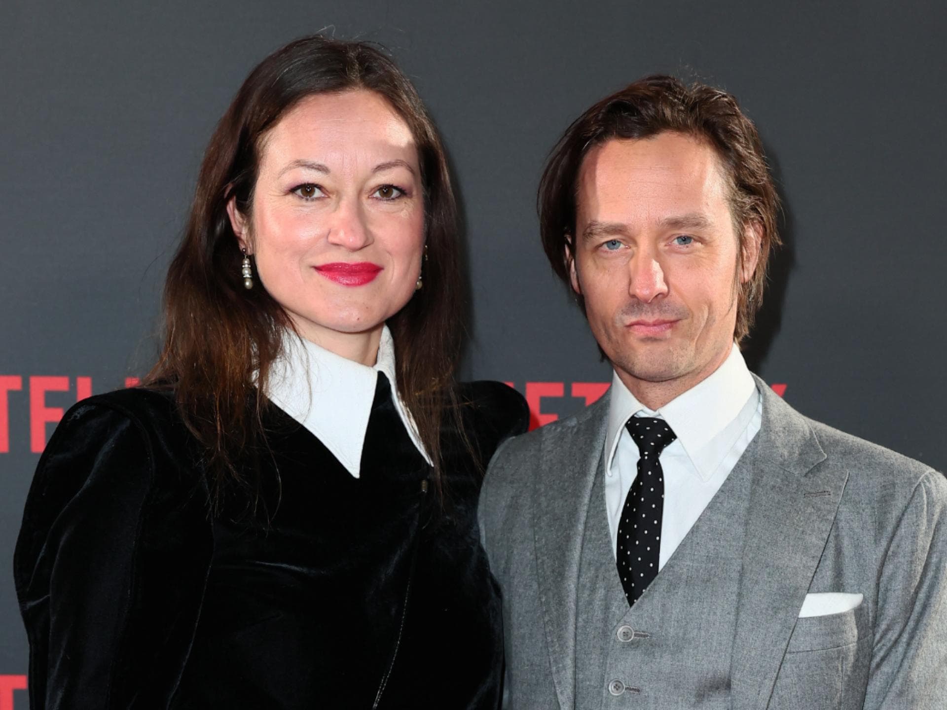 Annie Mosebach und Tom Schilling posieren nebeneinander