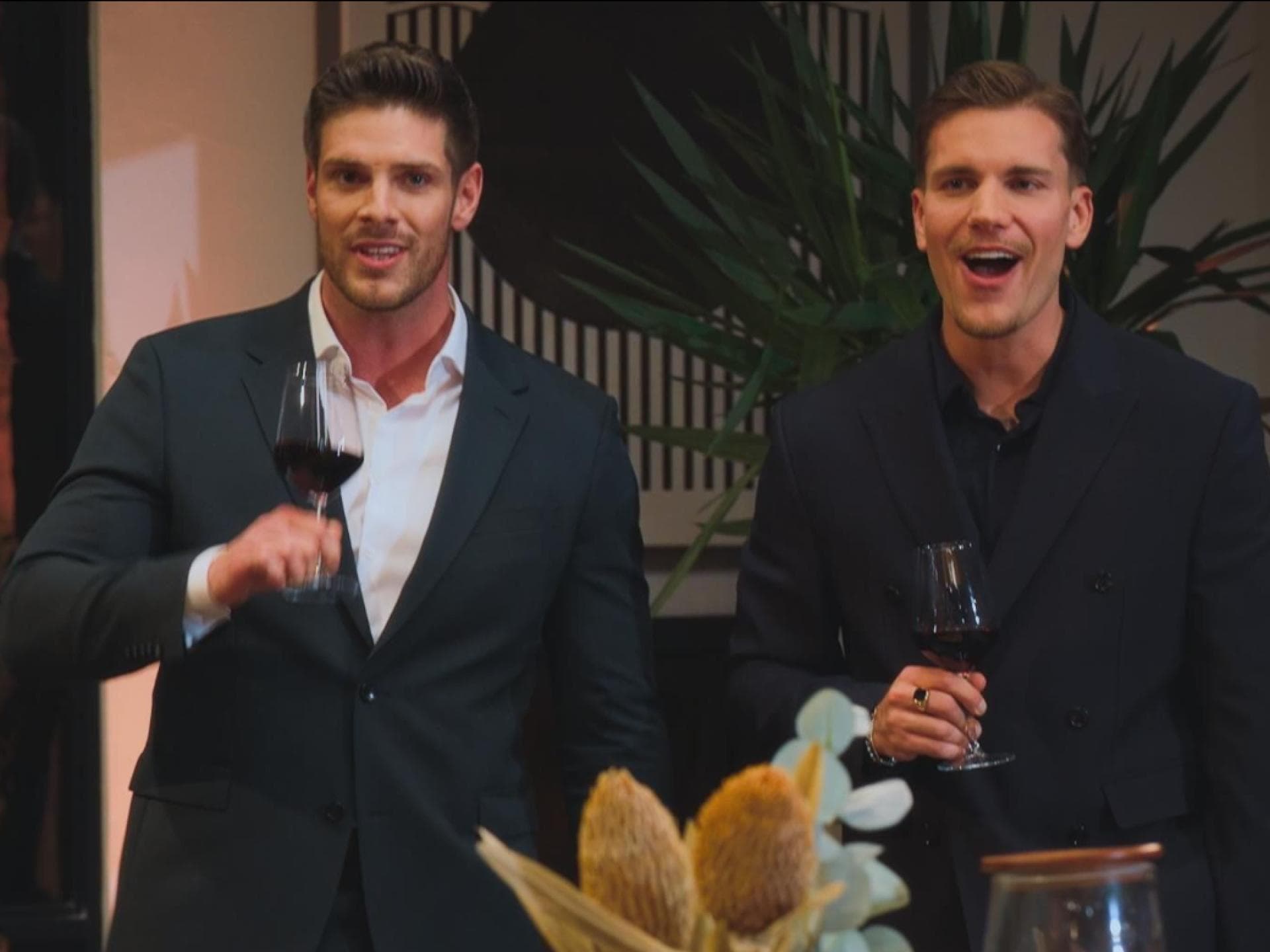 Bachelors Martin Braun und Felix Stein mit Wein
