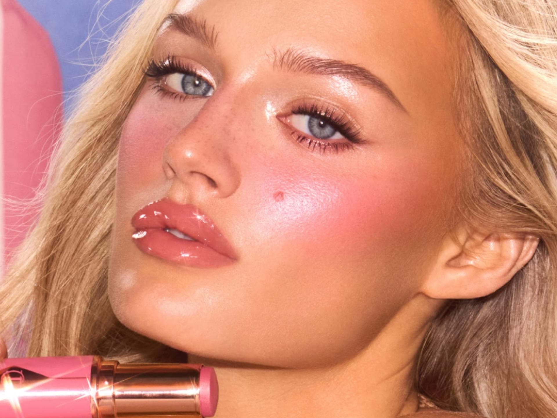 Blondine mit rosa Wangen