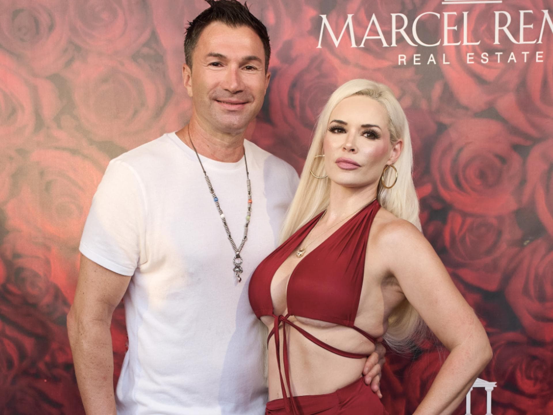 Daniela Katzenberger und Lucas Cordalis posieren Arm in Arm
