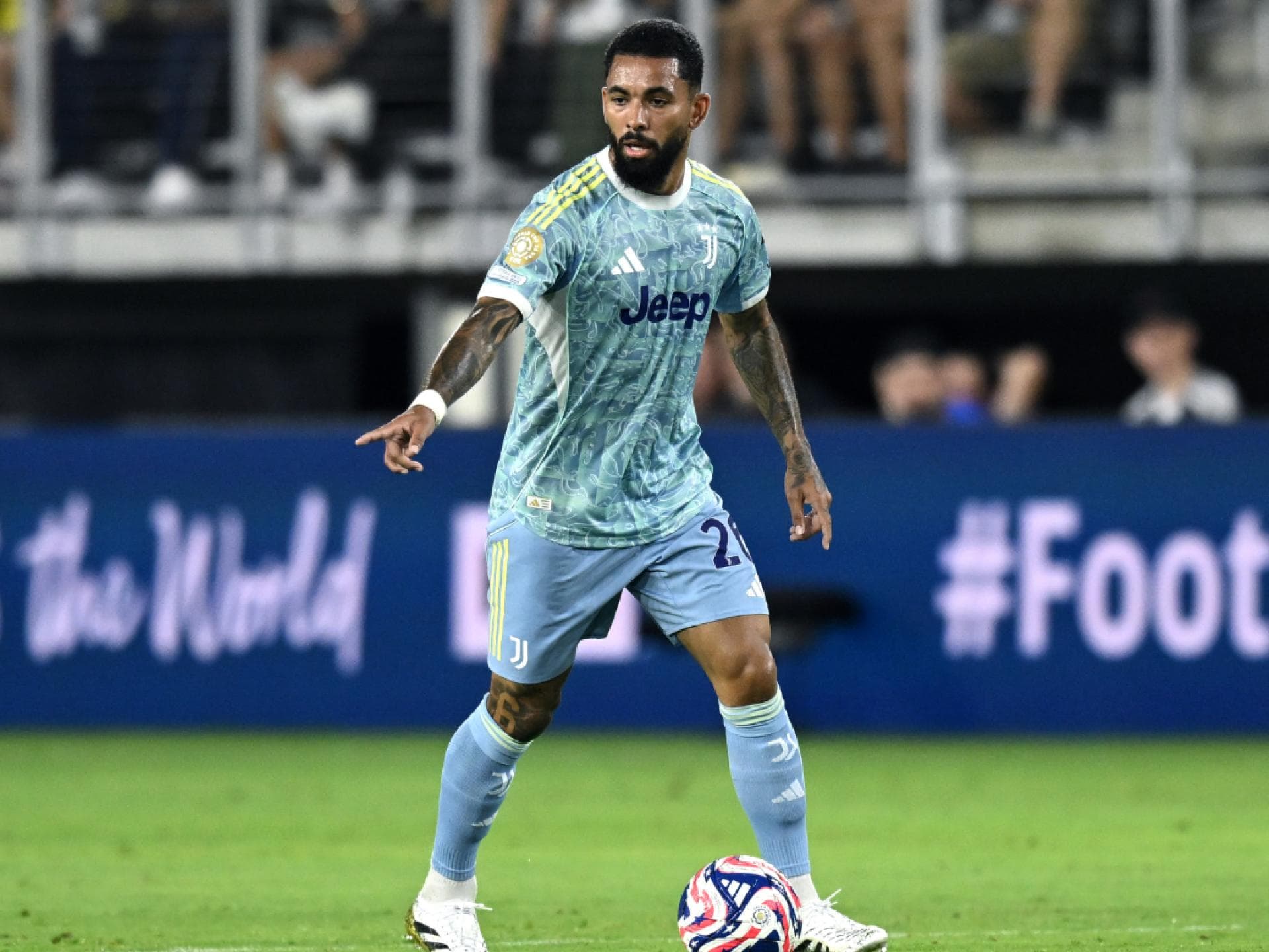 Douglas Luiz bei einem Spiel