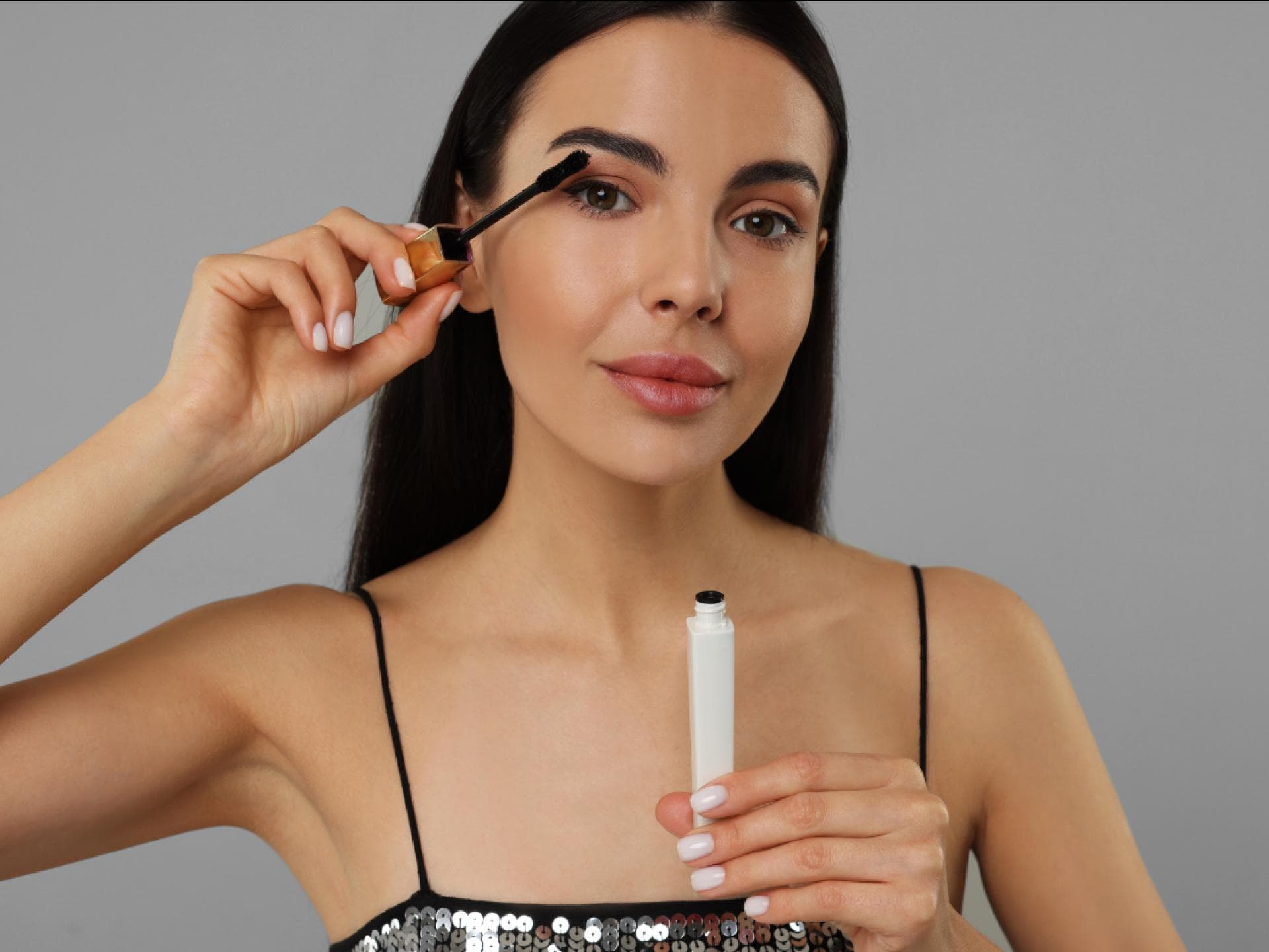 Mascara mit Serum Frau mit Wimperntusche