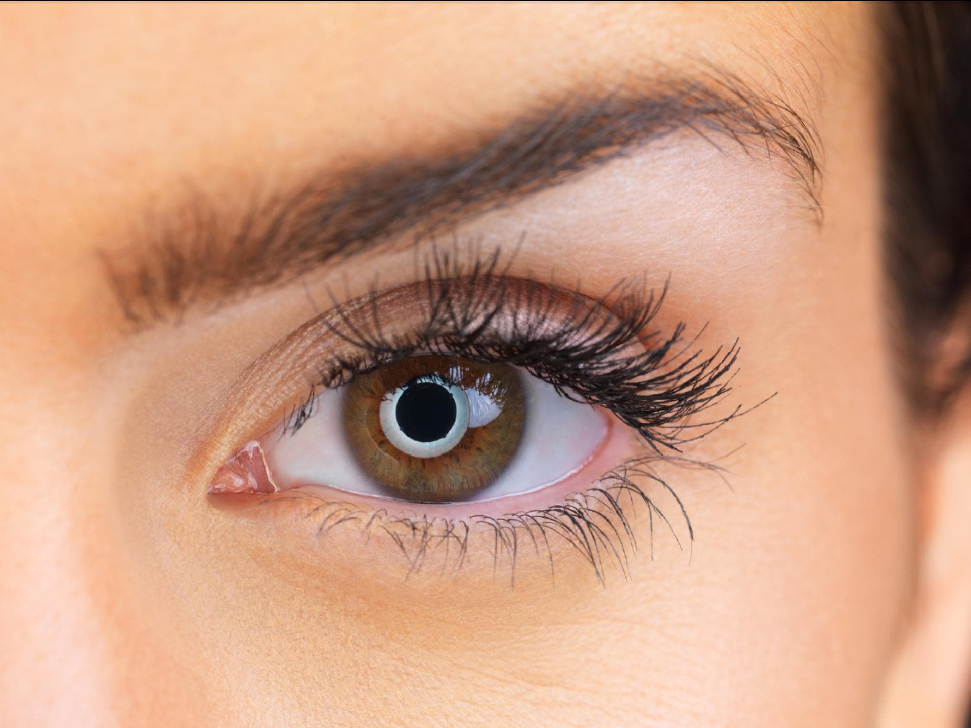 Wimpernserum ohne Hormone Frau tolle Wimpern