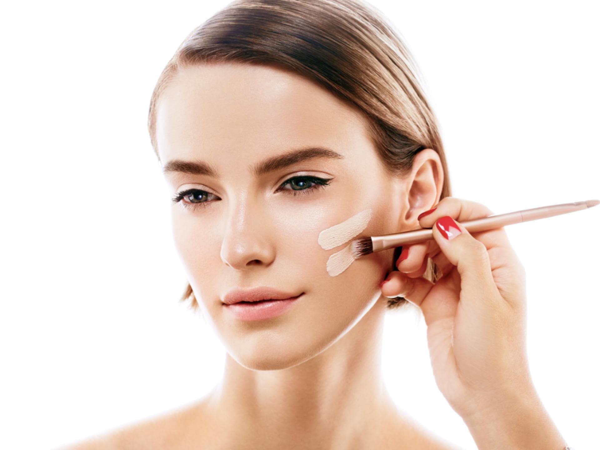 Getönte Hyaluron-Creme Frau mit Foundation Streichen im Gesicht