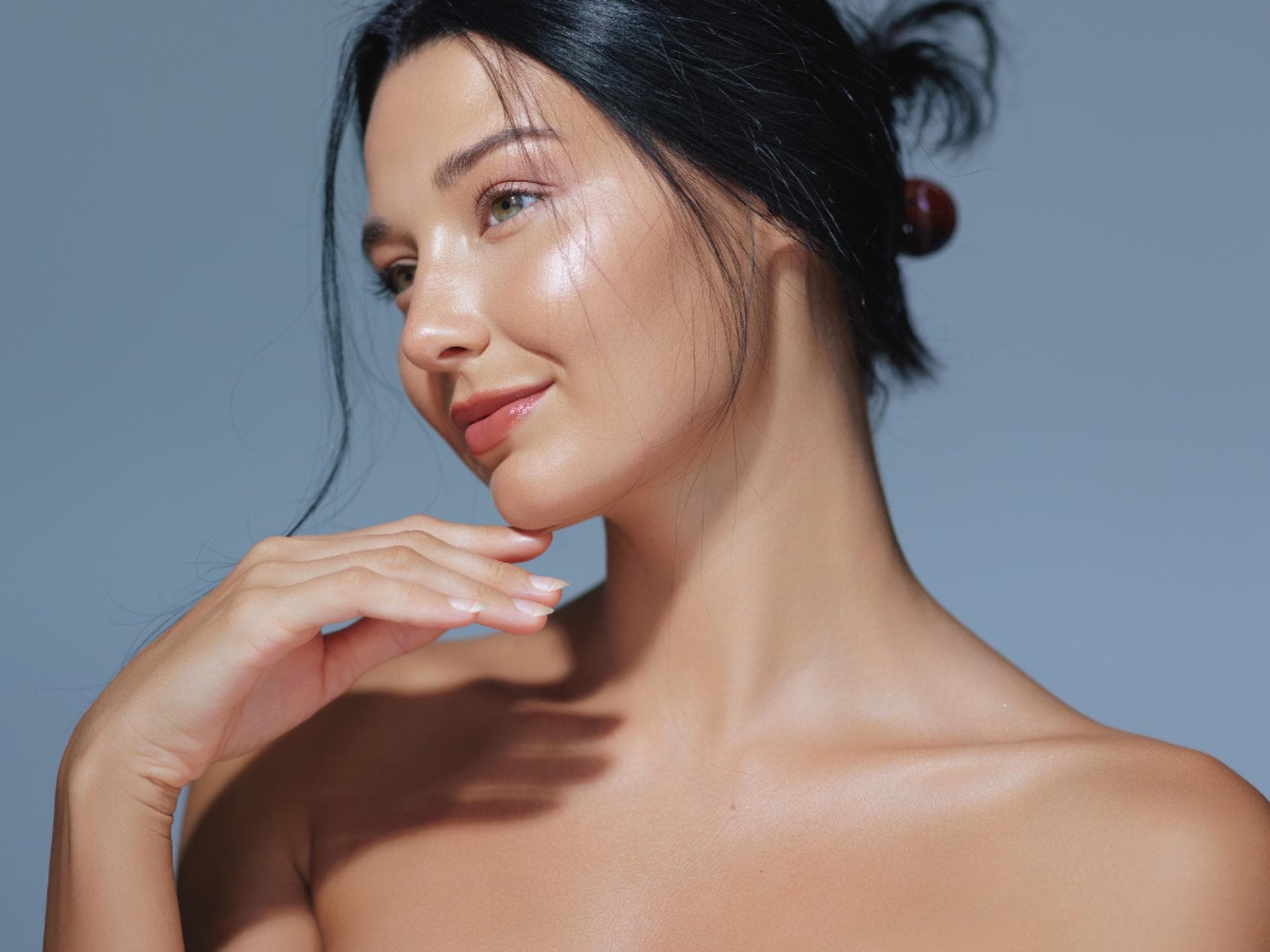 Anti-Aging-Serum für mehr Glow Frau mit strahlender Haut