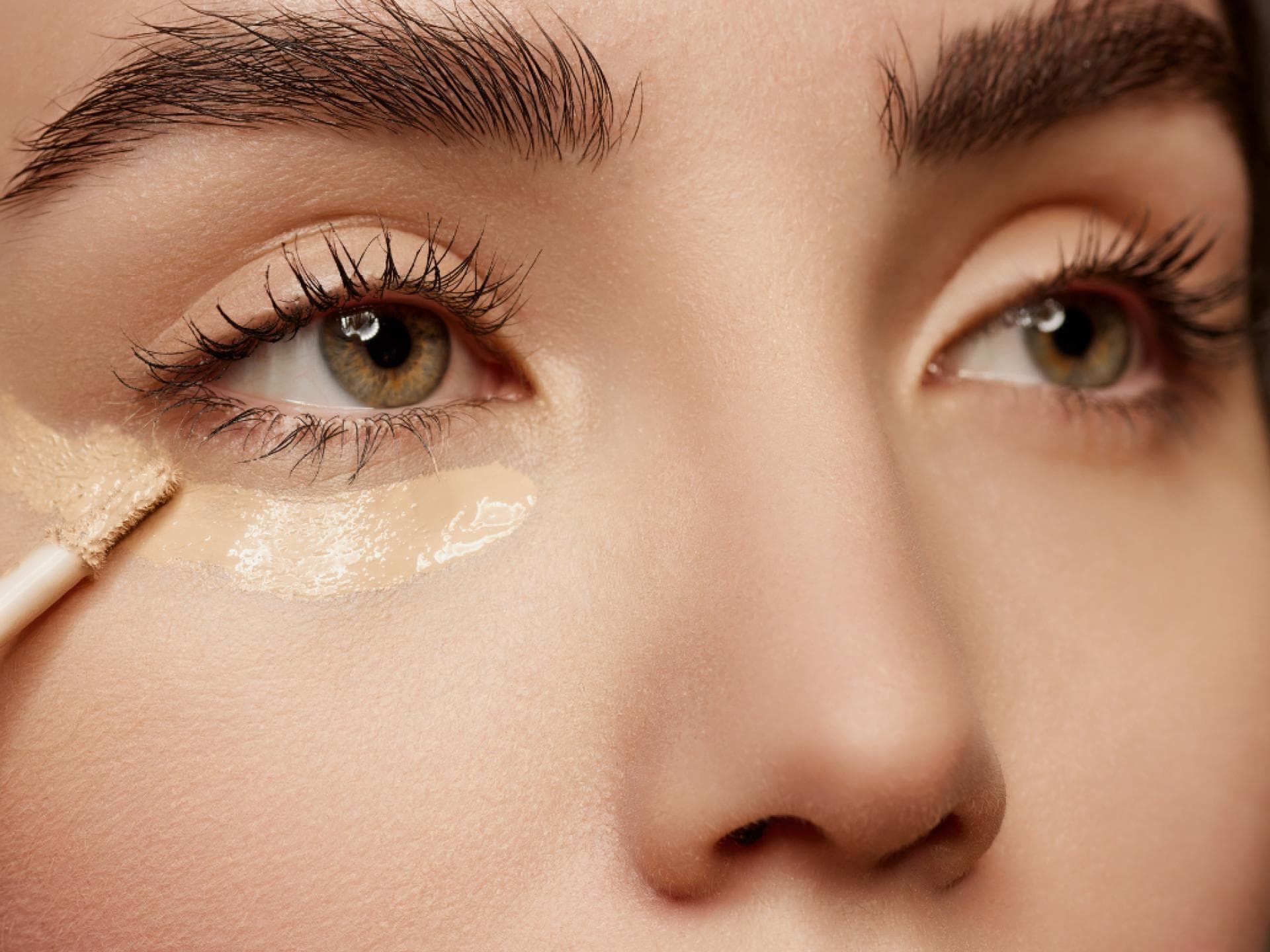 Concealer mit Hyaluron Frau schminkt Concealer