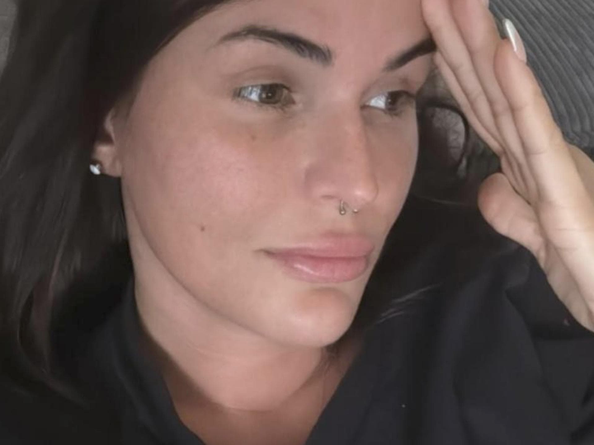 Gloria Glumac guckt ernst und geschockt zur Seite