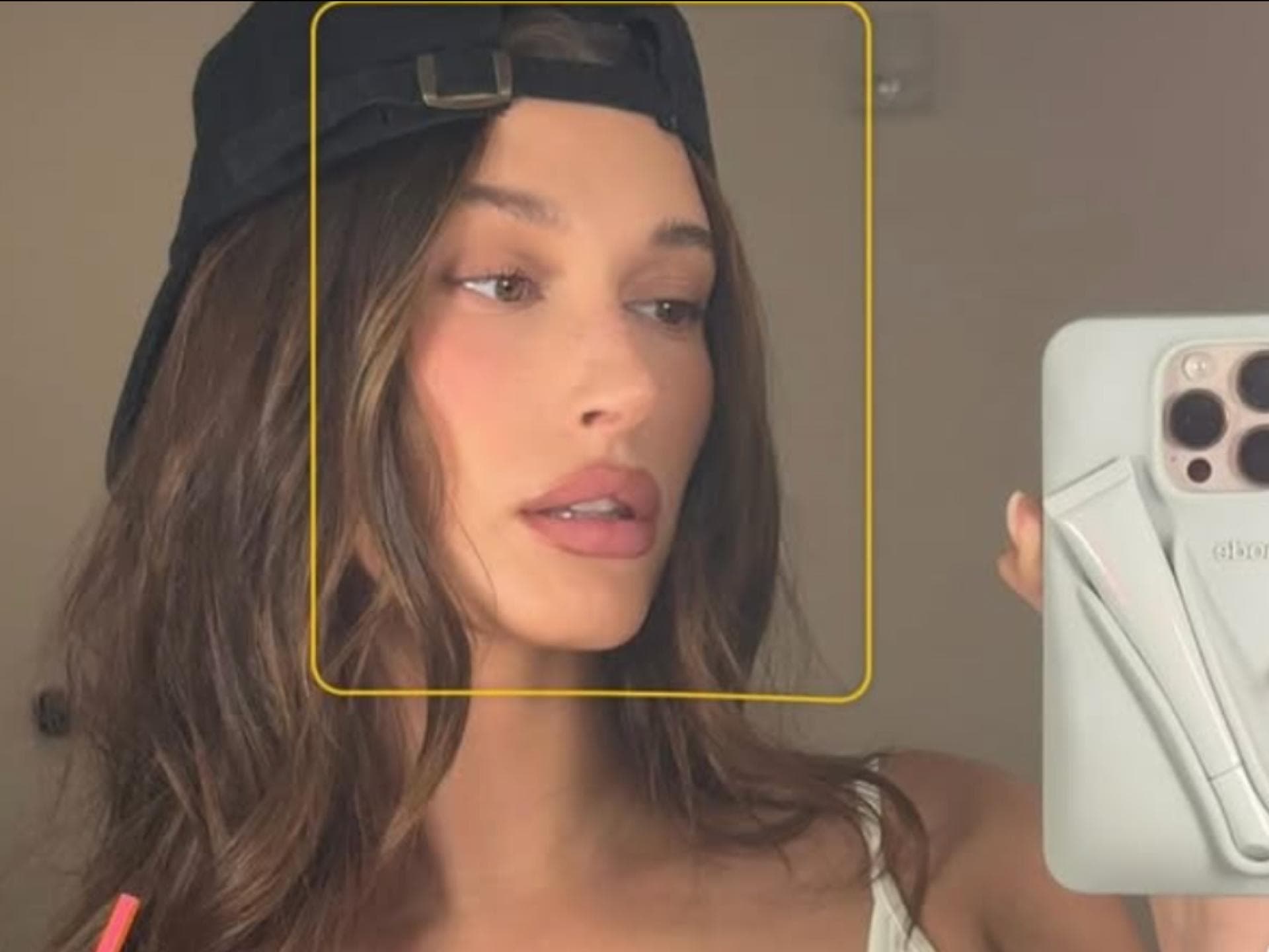 Hailey Bieber Face Mist Hailey Bieber macht Selfie