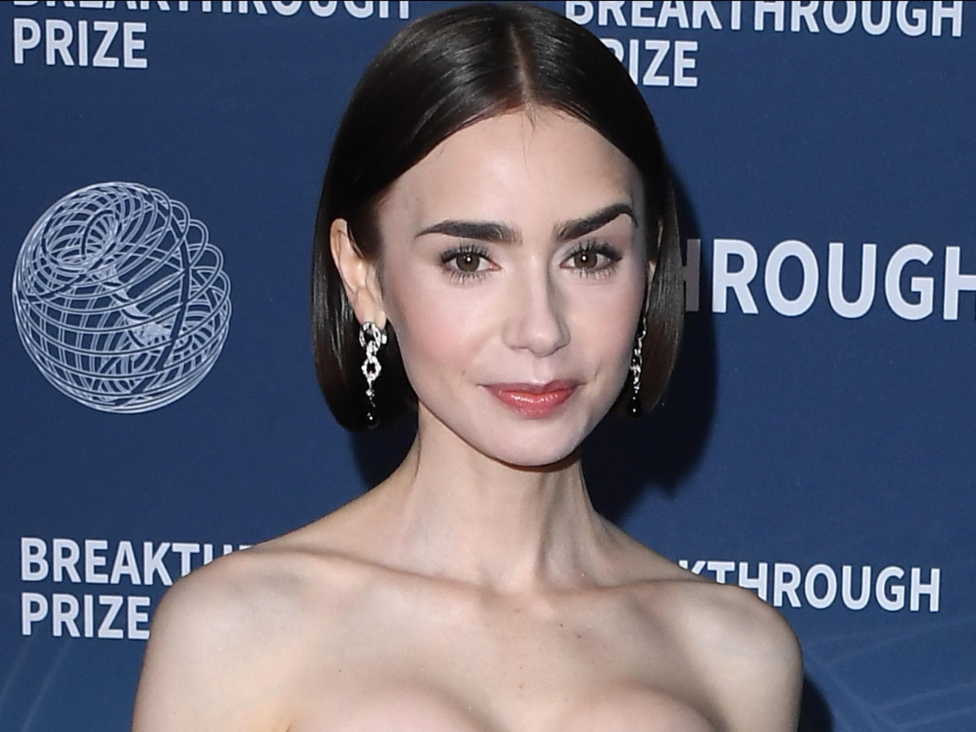Lily Collins Wimpern Mascara Lily Collins schöne Wimpern strenger Bob