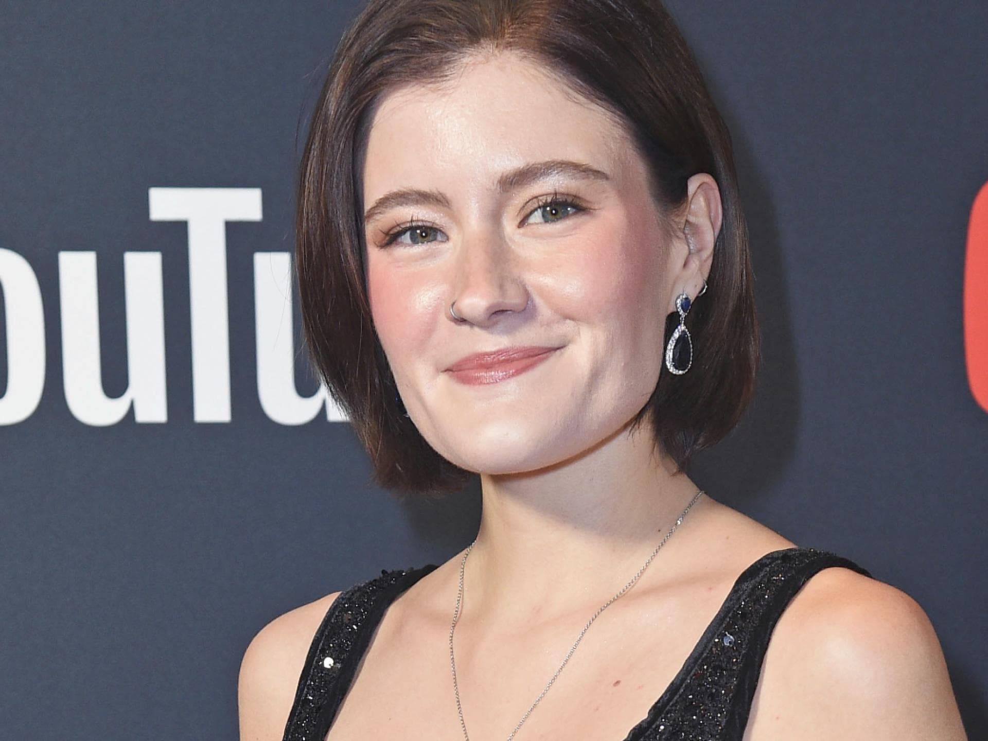 Madeline Juno lächelt