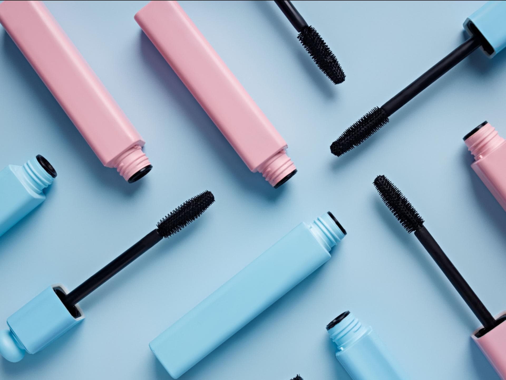 Beste Mascaras laut Experten Mascara in blau und rosa