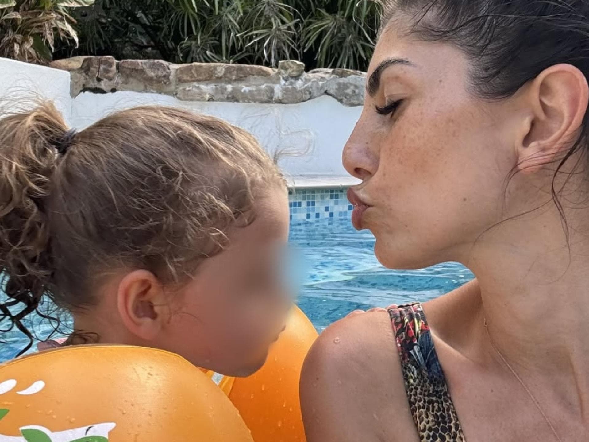Yeliz Koc & Snow im Pool